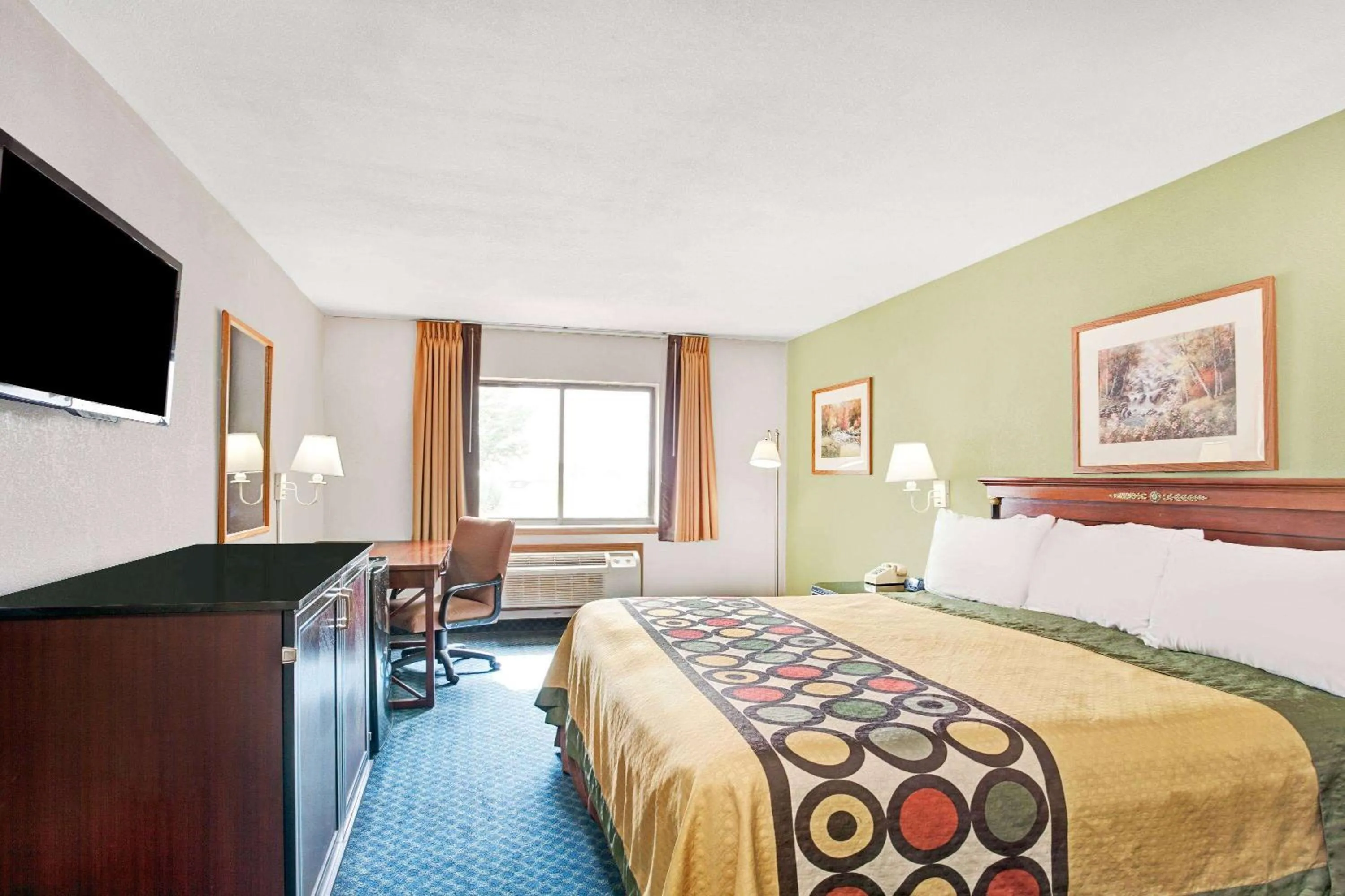 Photo of the whole room, Bed in Super 8 by Wyndham West Memphis