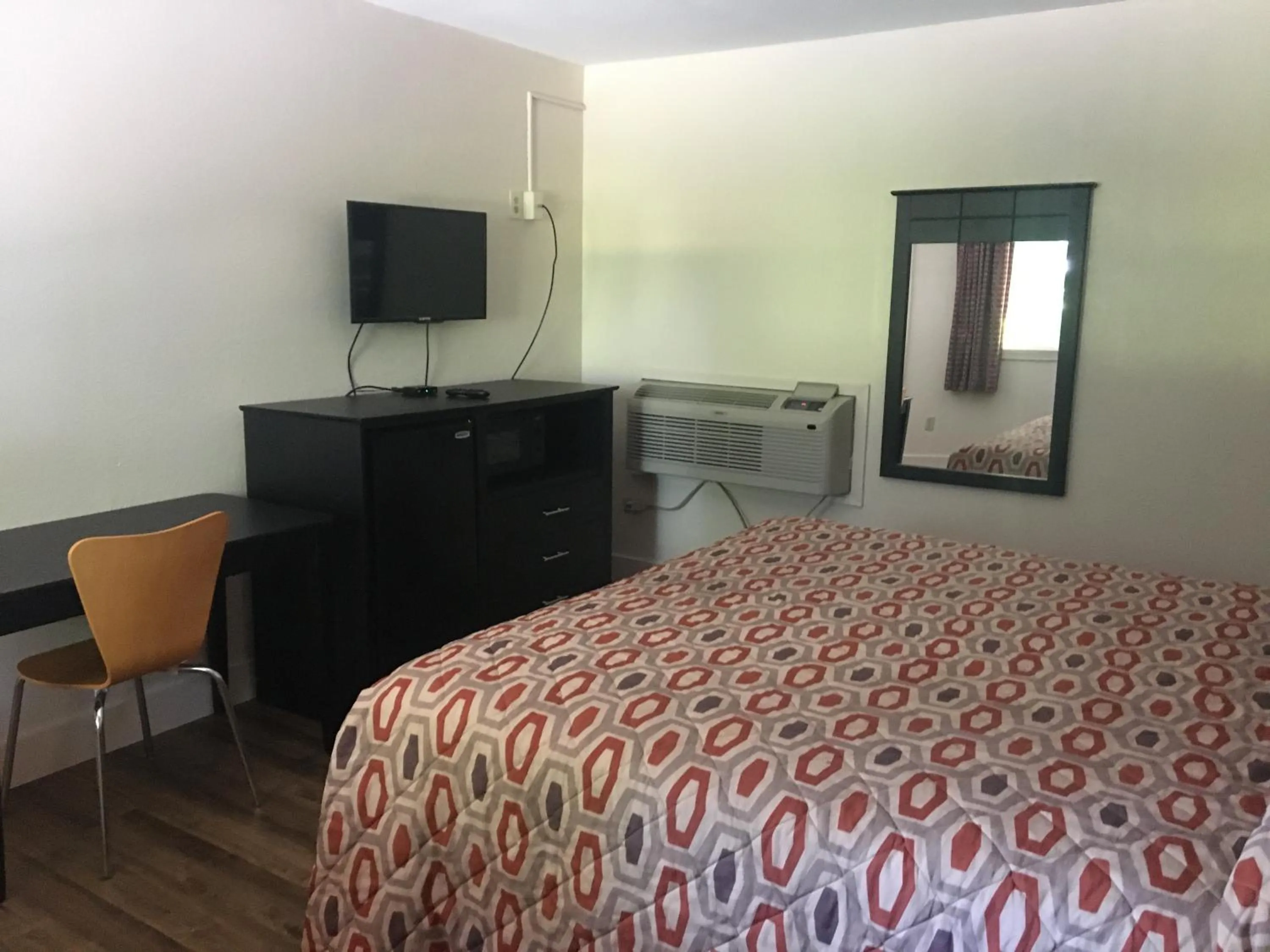 Bed in Woodlawn Hills Motel