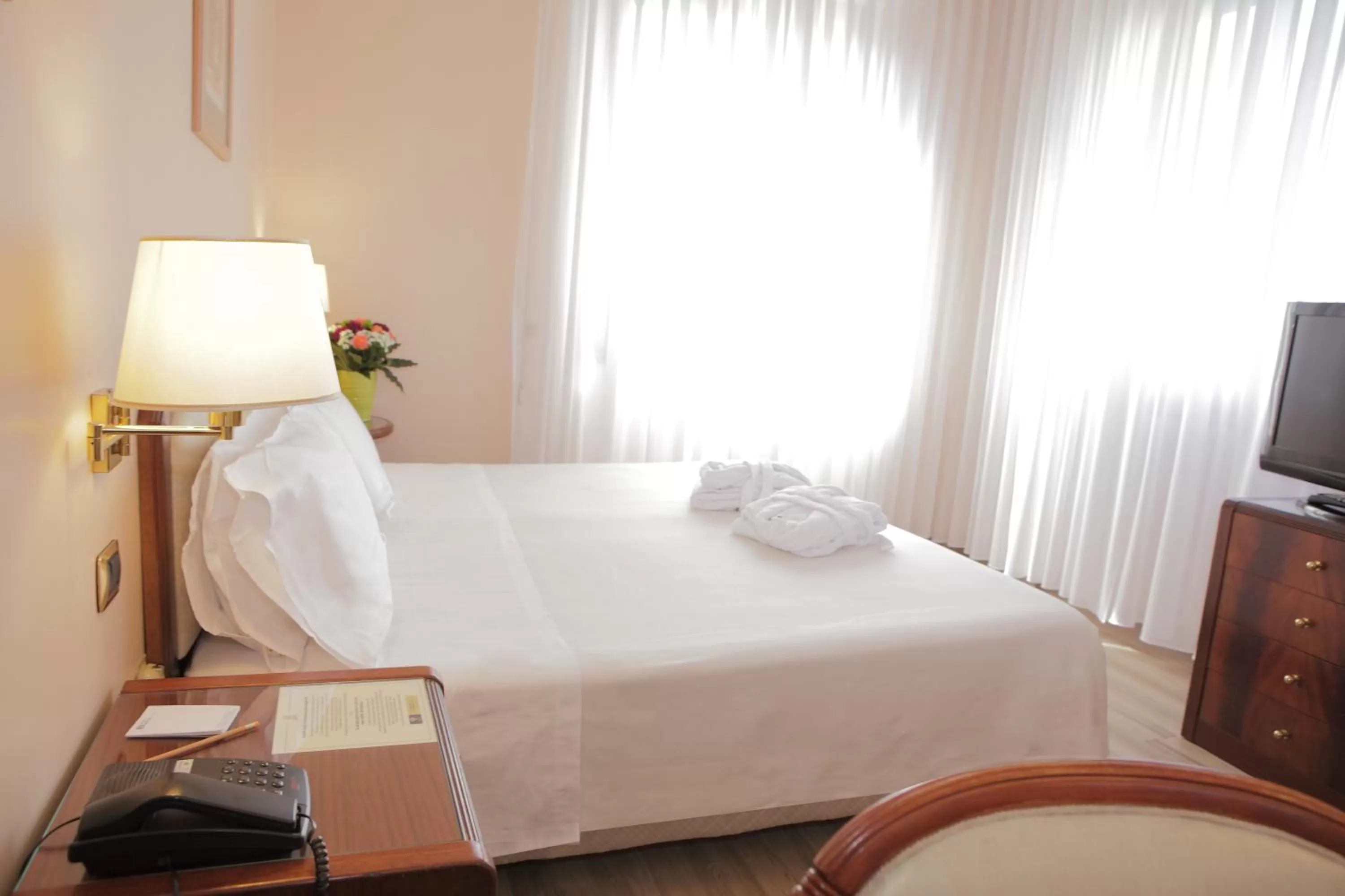 Photo of the whole room, Bed in Hotel Bristol