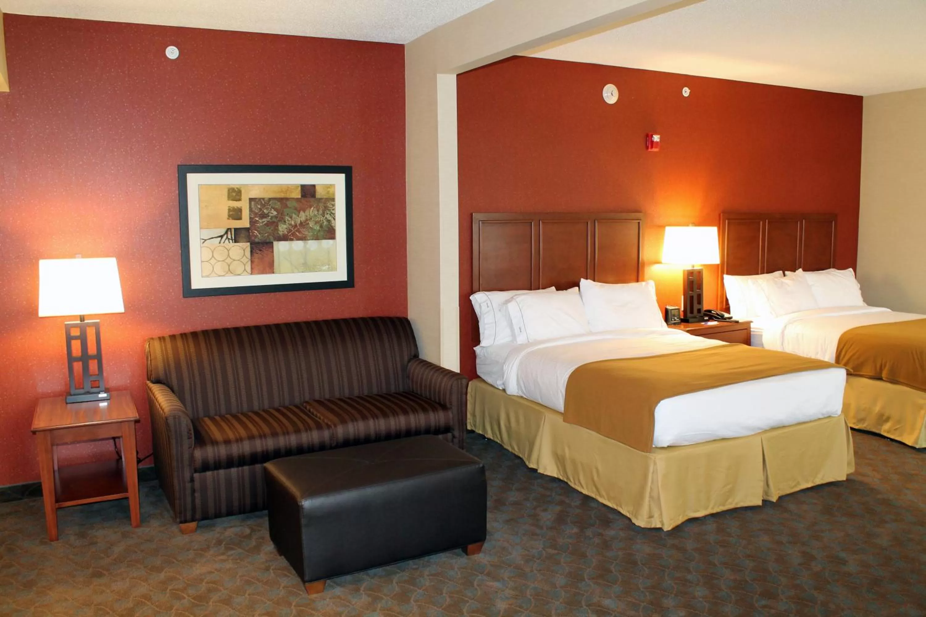 Photo of the whole room, Bed in Holiday Inn Express & Suites Paducah West by IHG