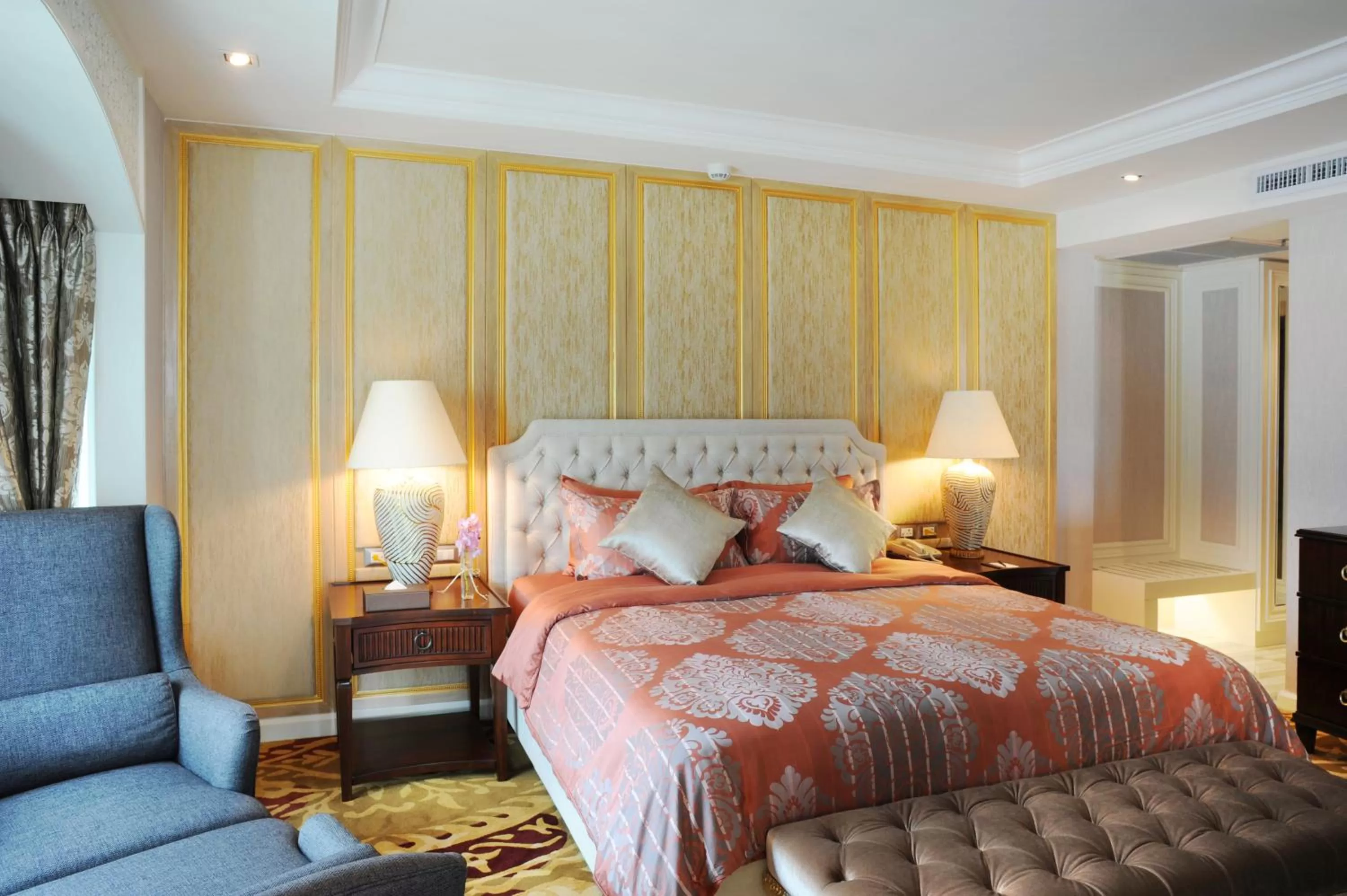 Bed in Al Meroz Hotel Bangkok - The Leading Halal Hotel