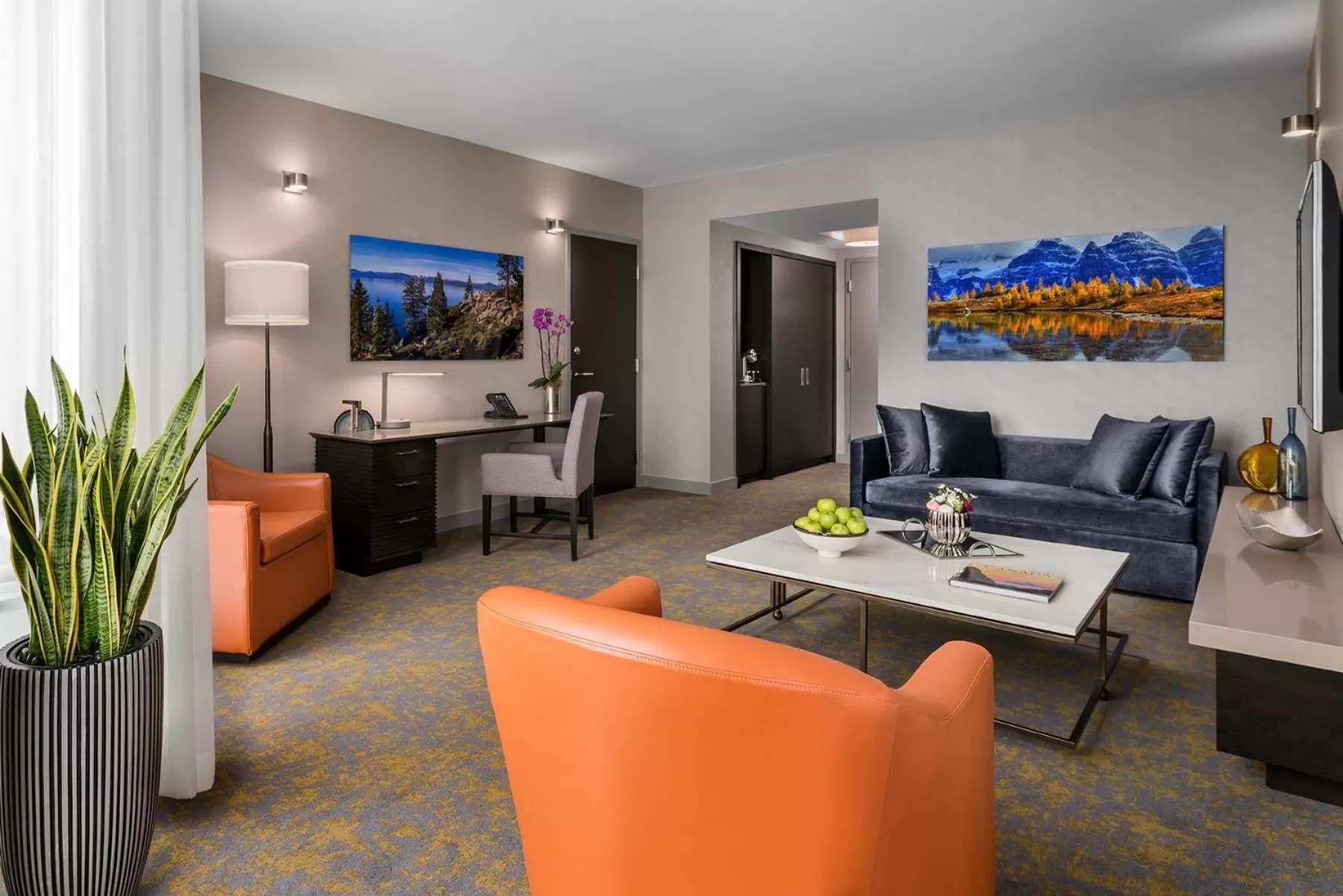 Living room in Hotel X Toronto, a Destination by Hyatt Hotel