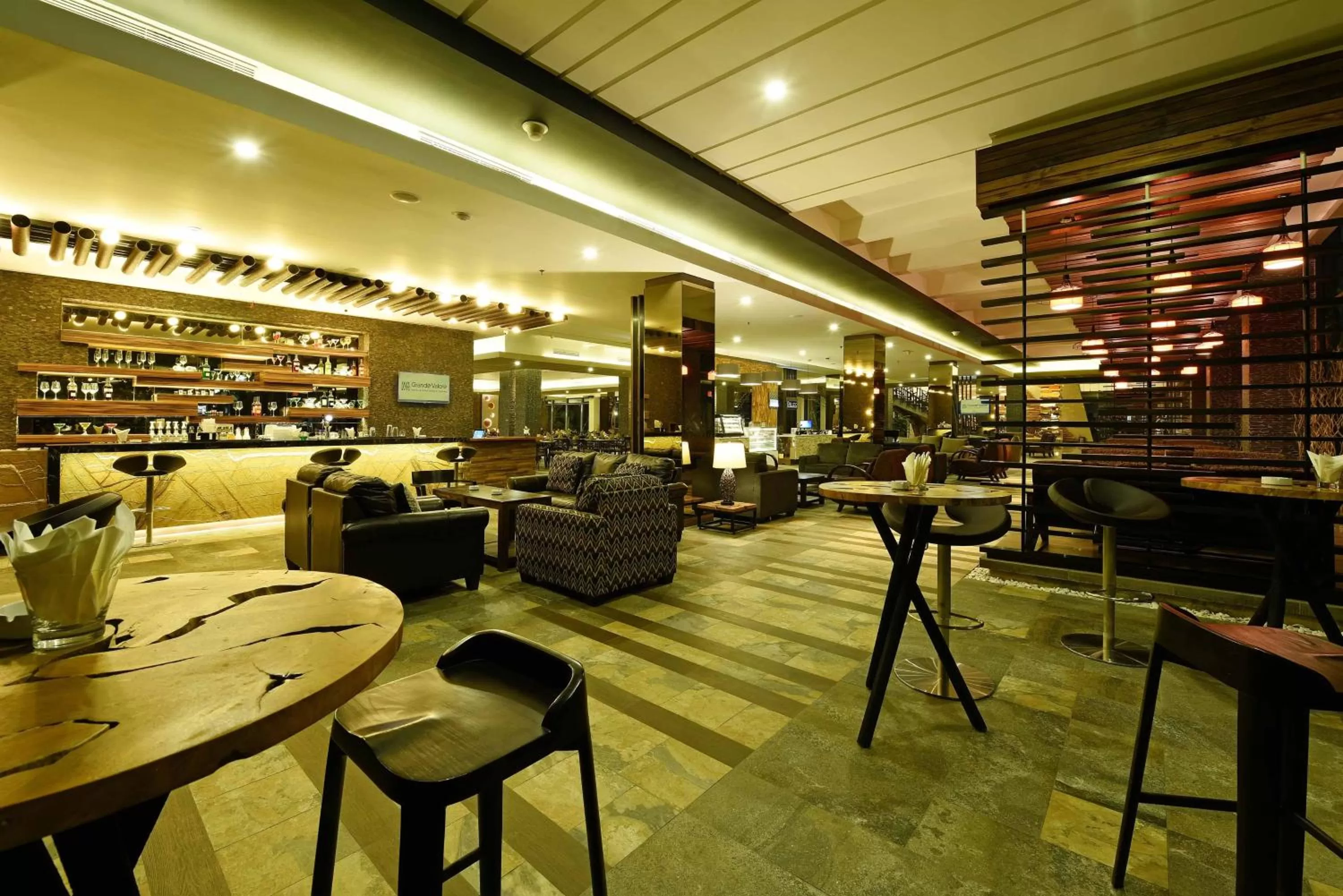 Lounge or bar in Holiday Inn Cikarang Jababeka by IHG