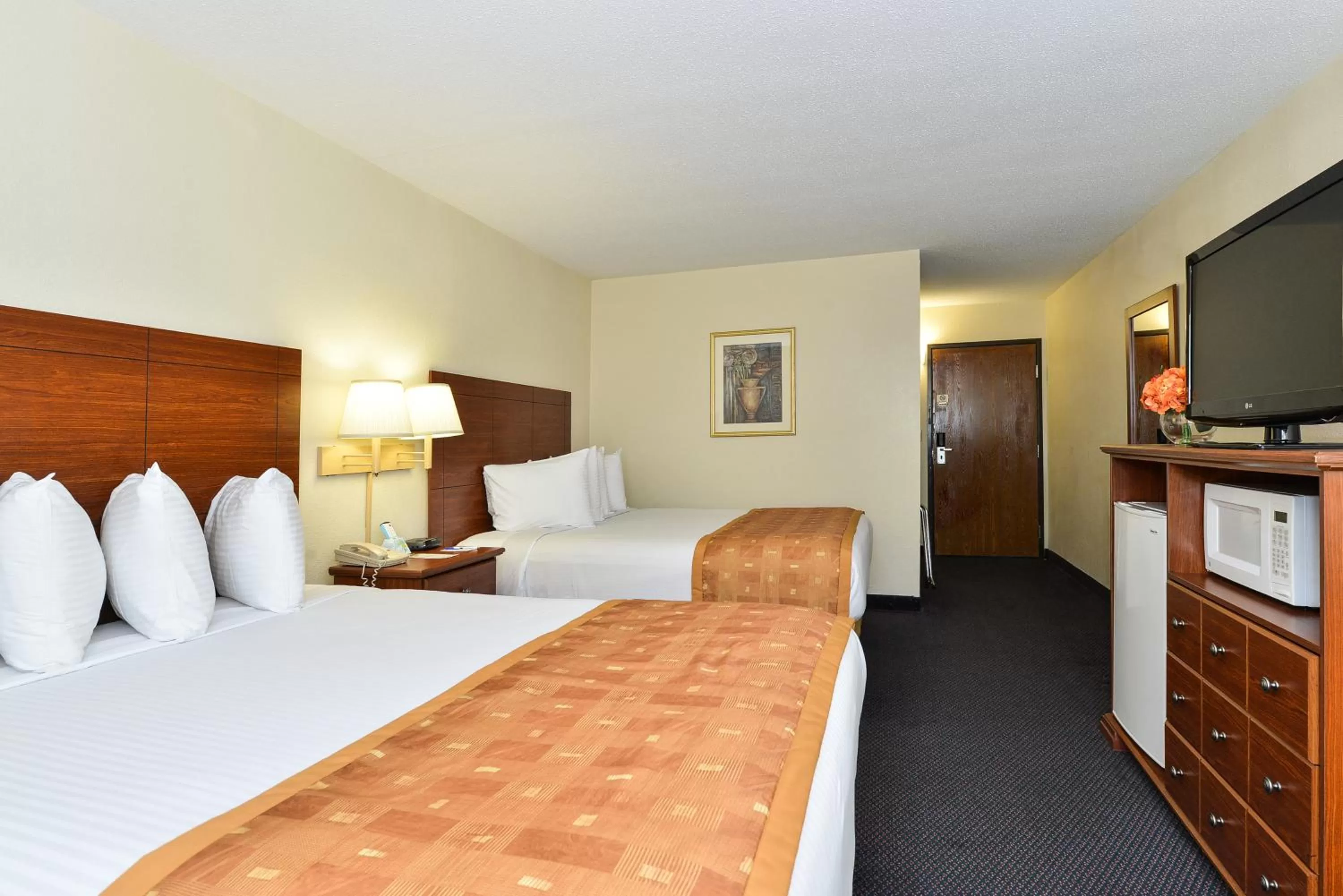 Bed in SureStay Plus Hotel by Best Western Wytheville