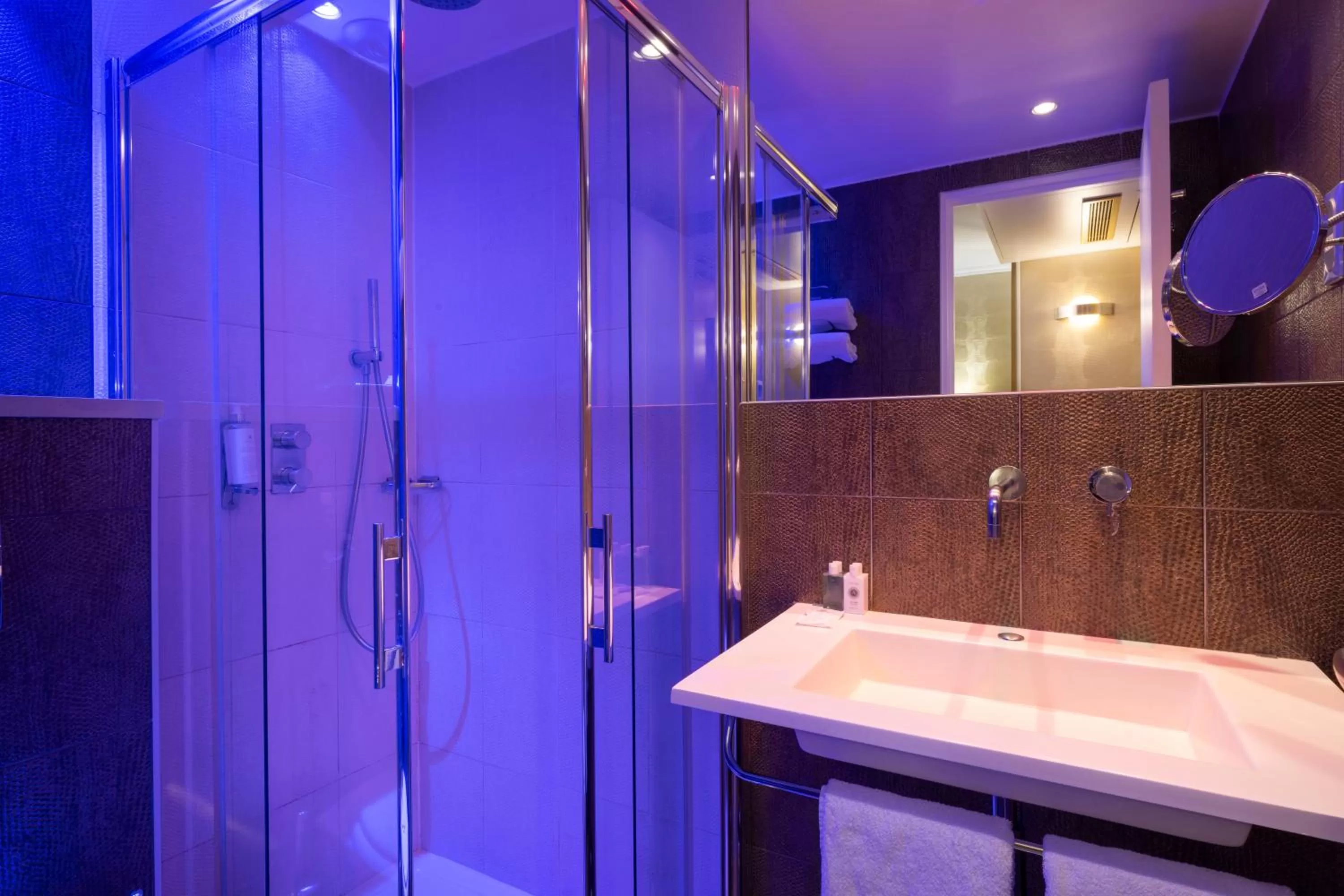 Shower in ATN Hôtel