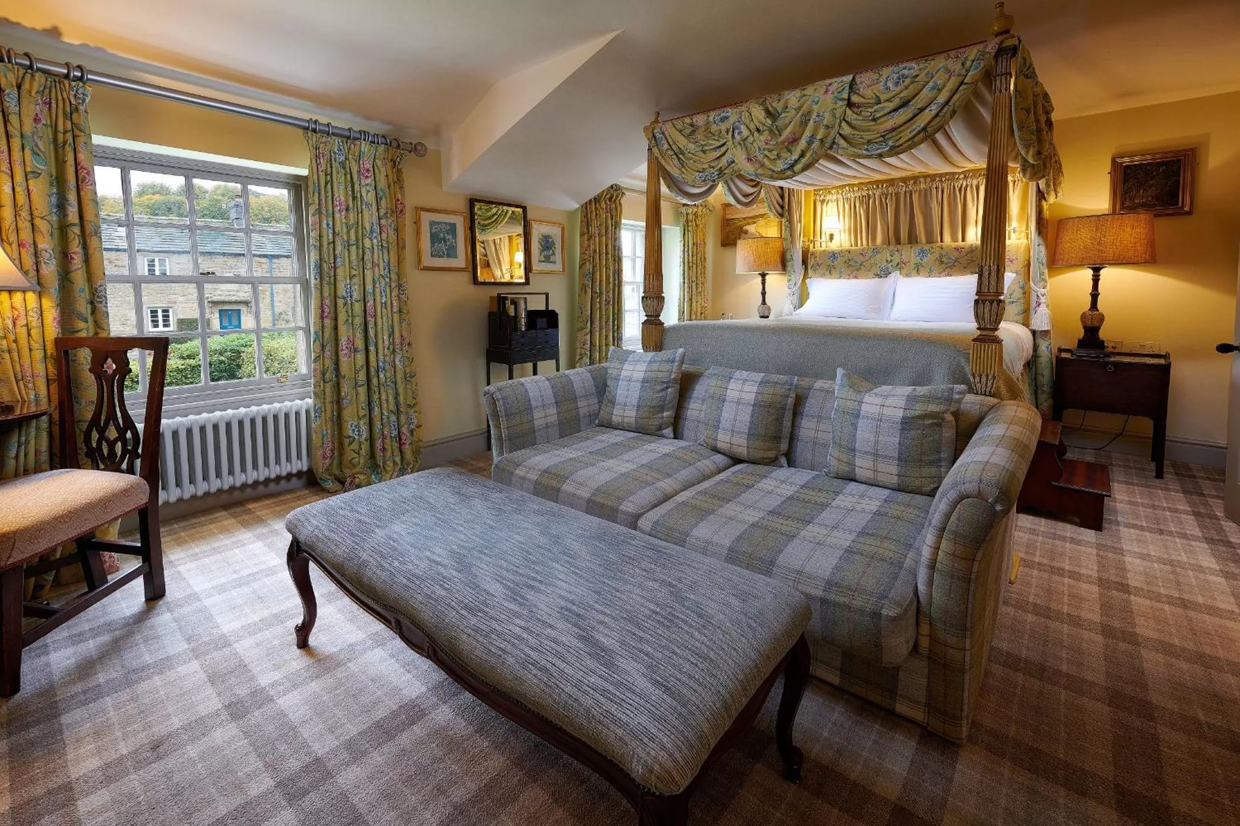 Bedroom, Bed in The Pilsley Inn - Chatsworth