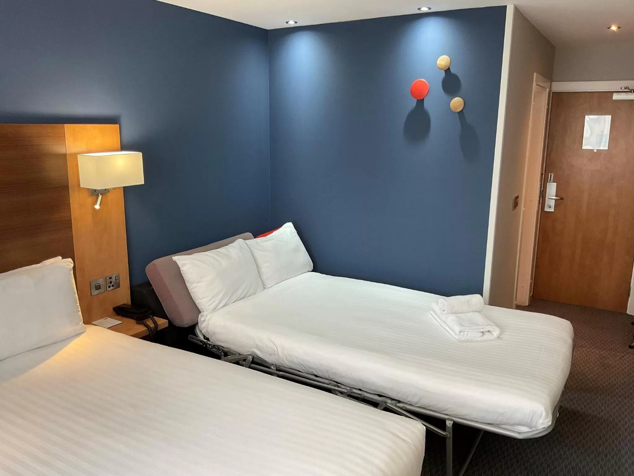 Photo of the whole room, Bed in Holiday Inn Express Nuneaton by IHG