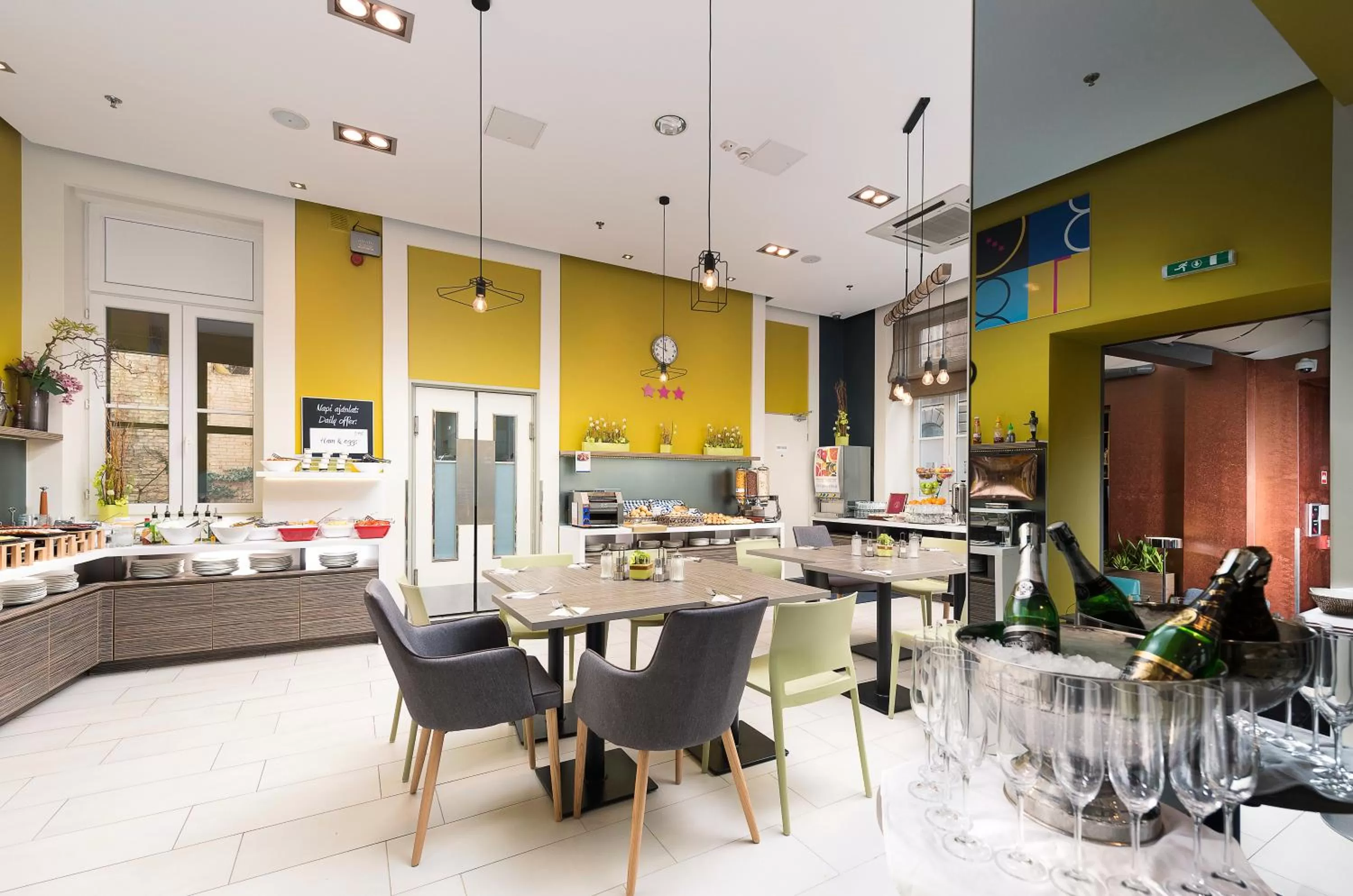 Restaurant/places to eat in Bo18 Hotel Superior