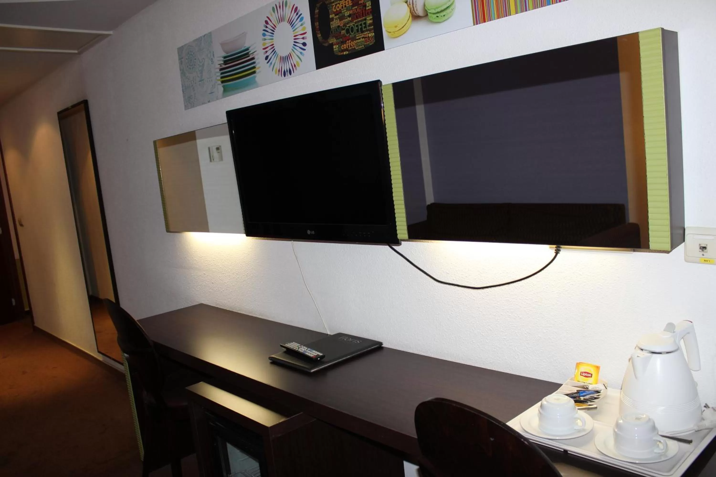 TV and multimedia in Hotel Floris Arlequin Grand-Place