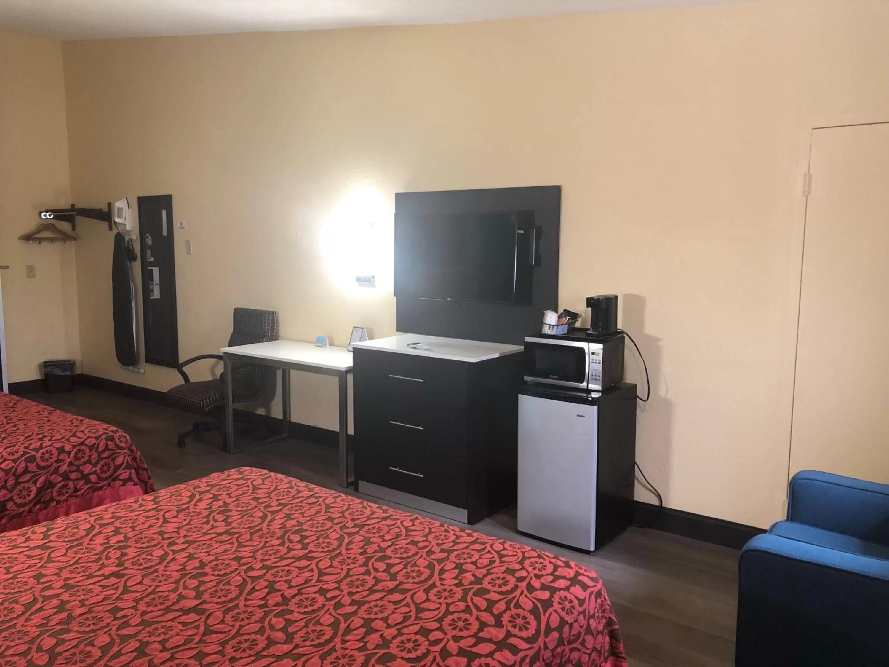 Bedroom in Days Inn by Wyndham Grove City Columbus South