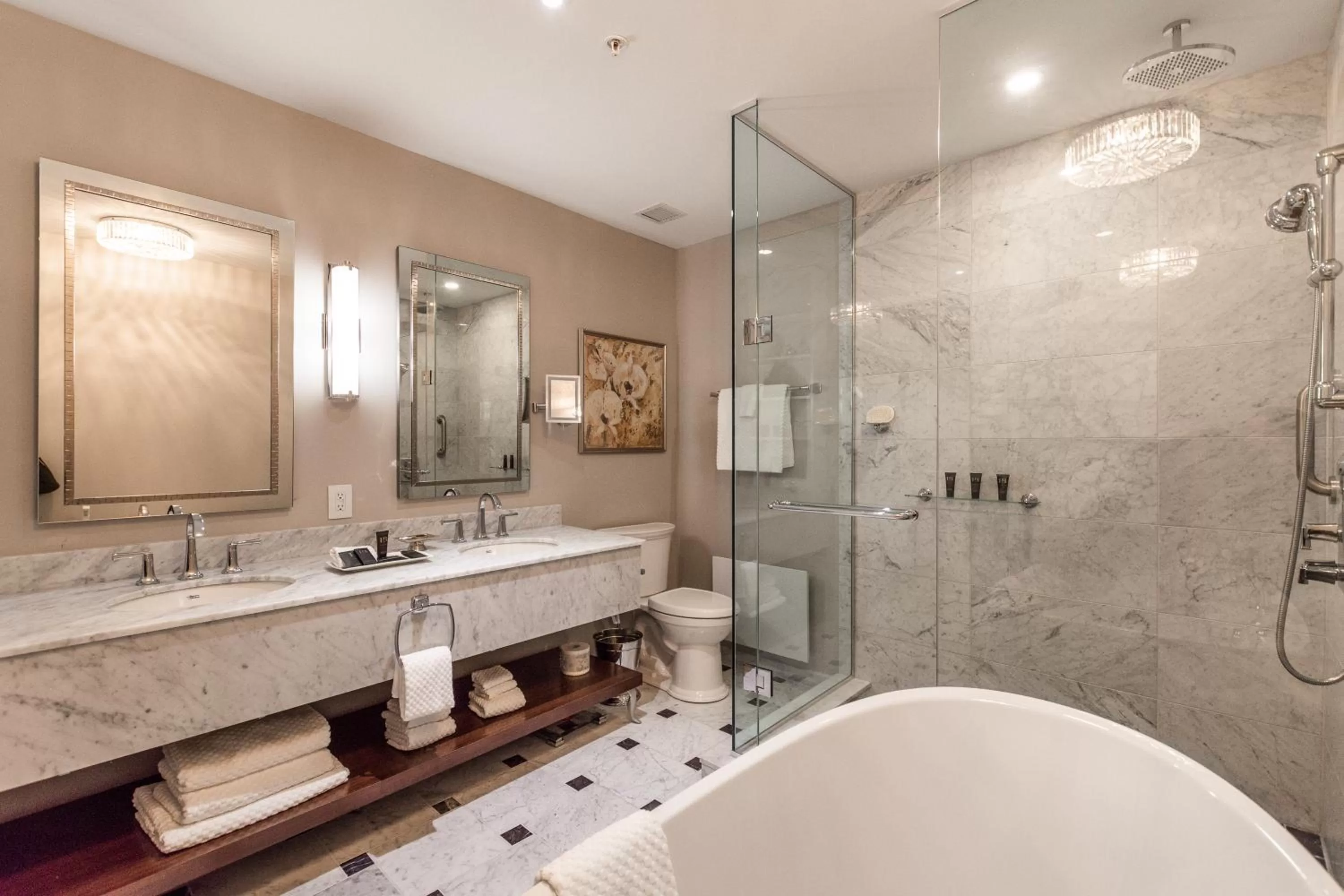 Bathroom in Hôtel Birks Montréal