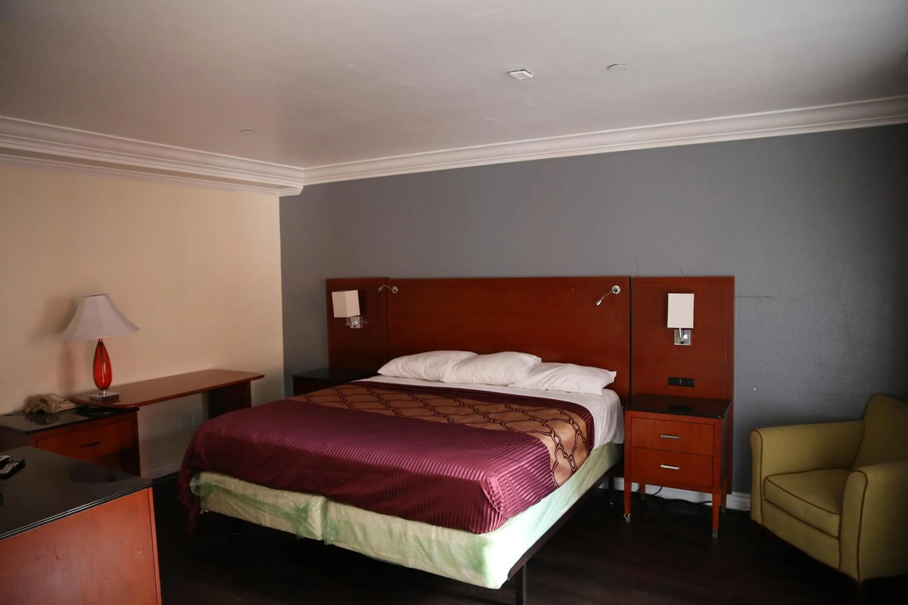 Bed in Chateau Inn & Suites