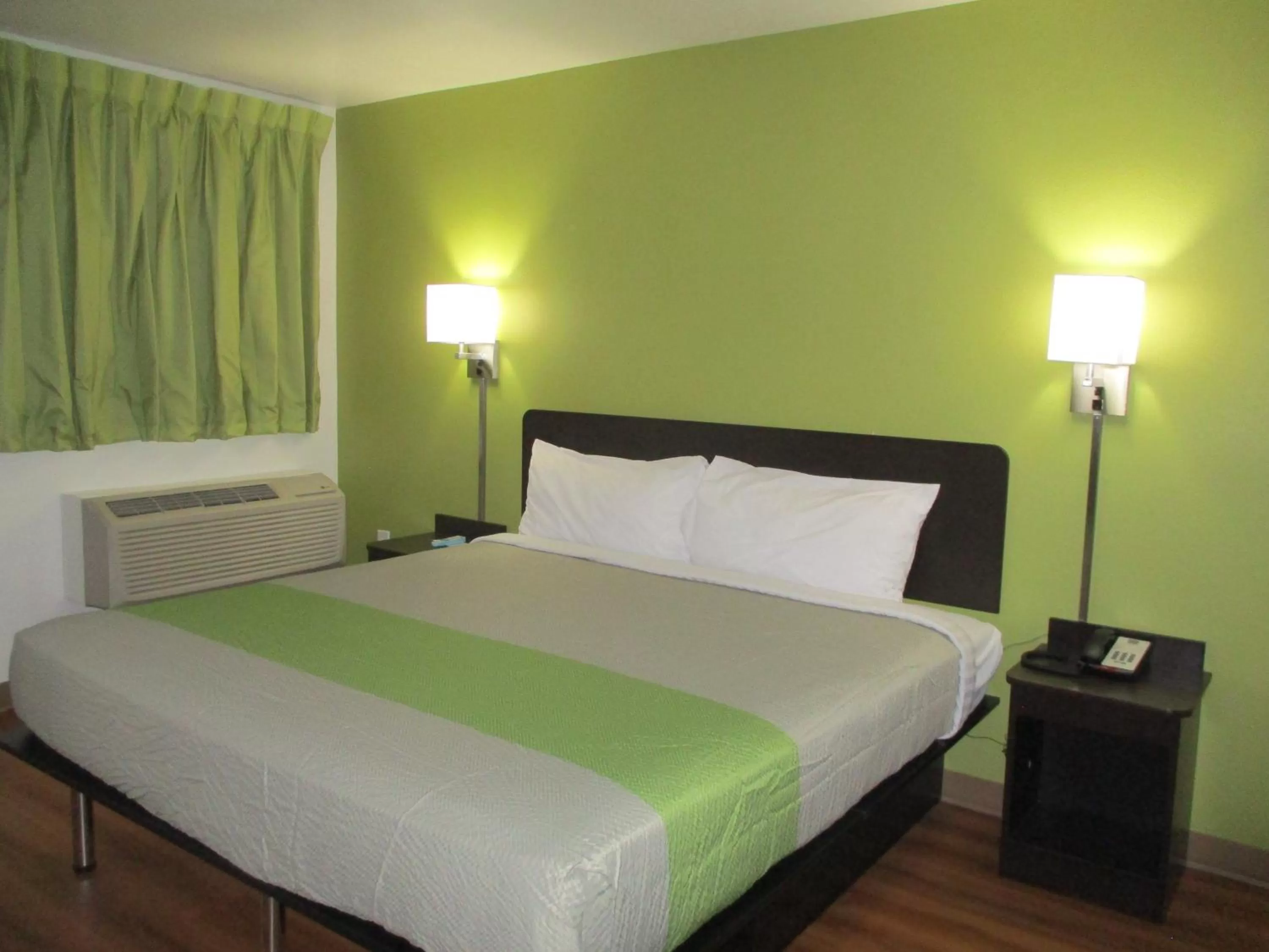 Photo of the whole room, Bed in Motel 6-North Olmsted, OH - Cleveland