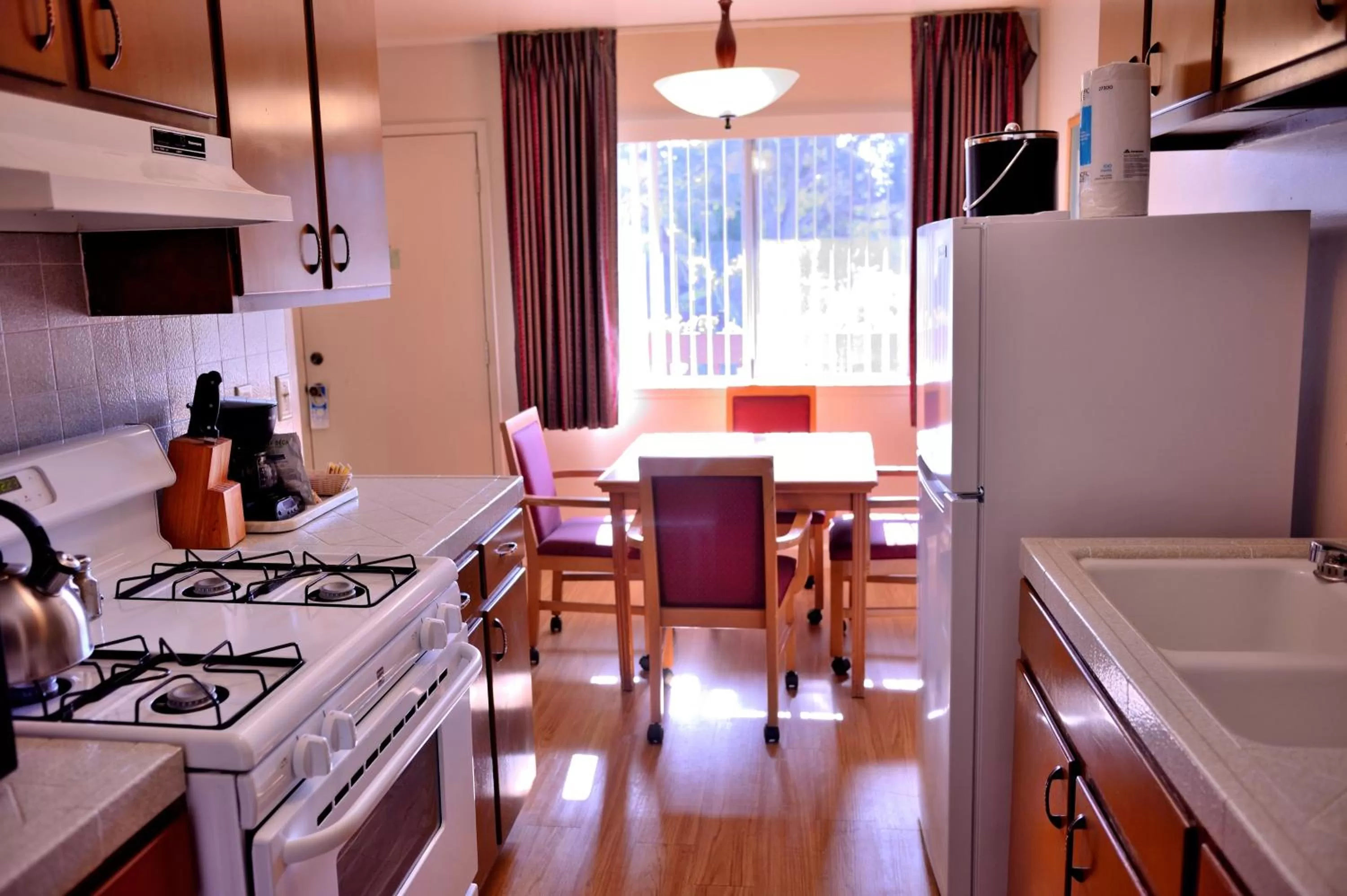 Kitchen or kitchenette in Pacific Gardens Inn