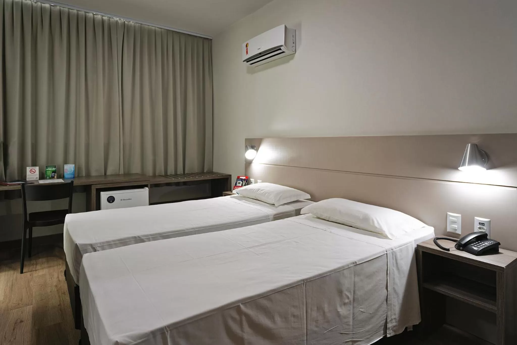 View (from property/room), Bed in Hotel Valerim Itajaí / Navegantes