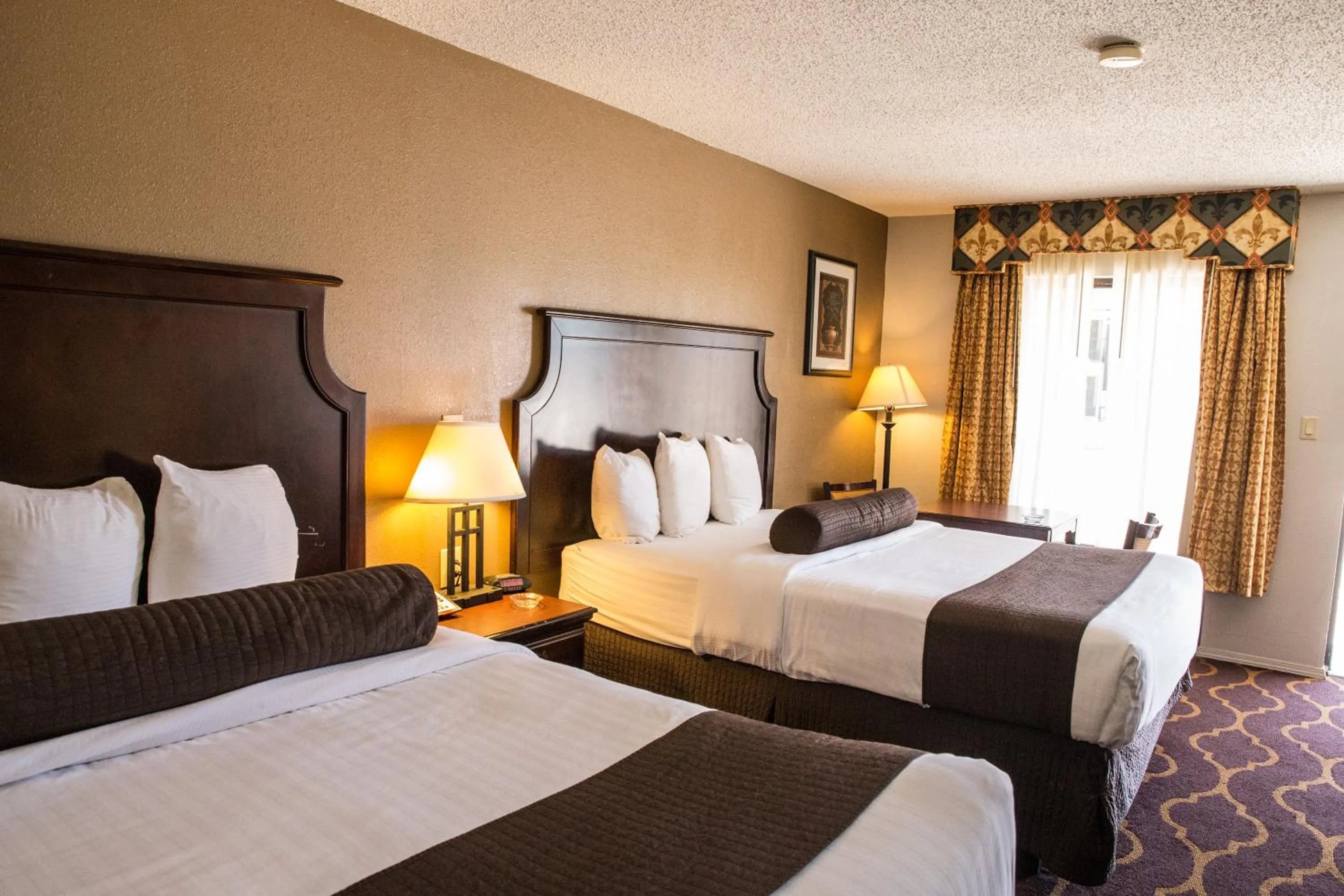 Bed in Mockingbird Inn & Suites