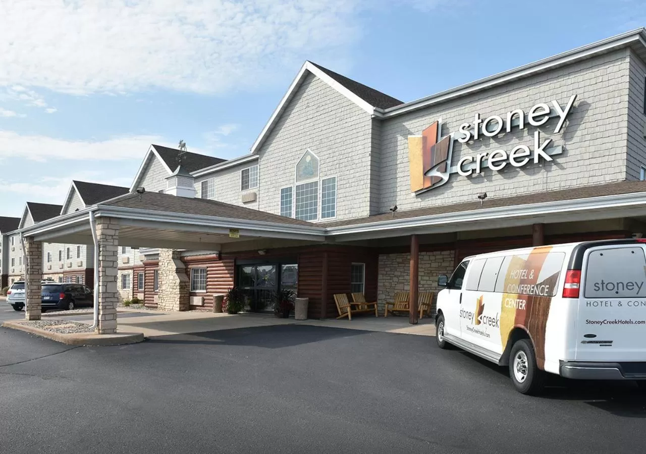 Property building in Cedar Creek Hotel Wausau - Rothschild