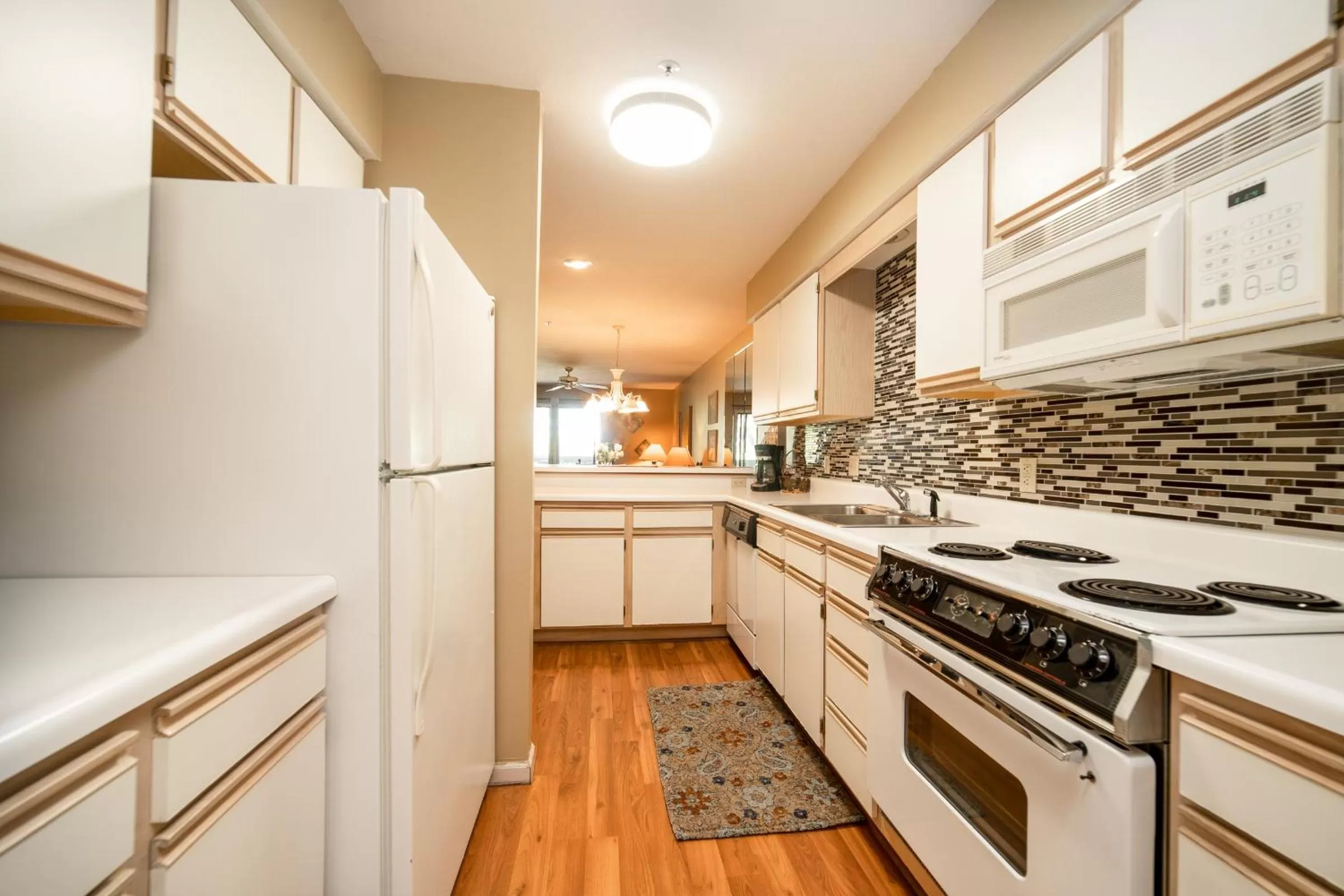 Kitchen or kitchenette in Pointe Royale Golf Resort