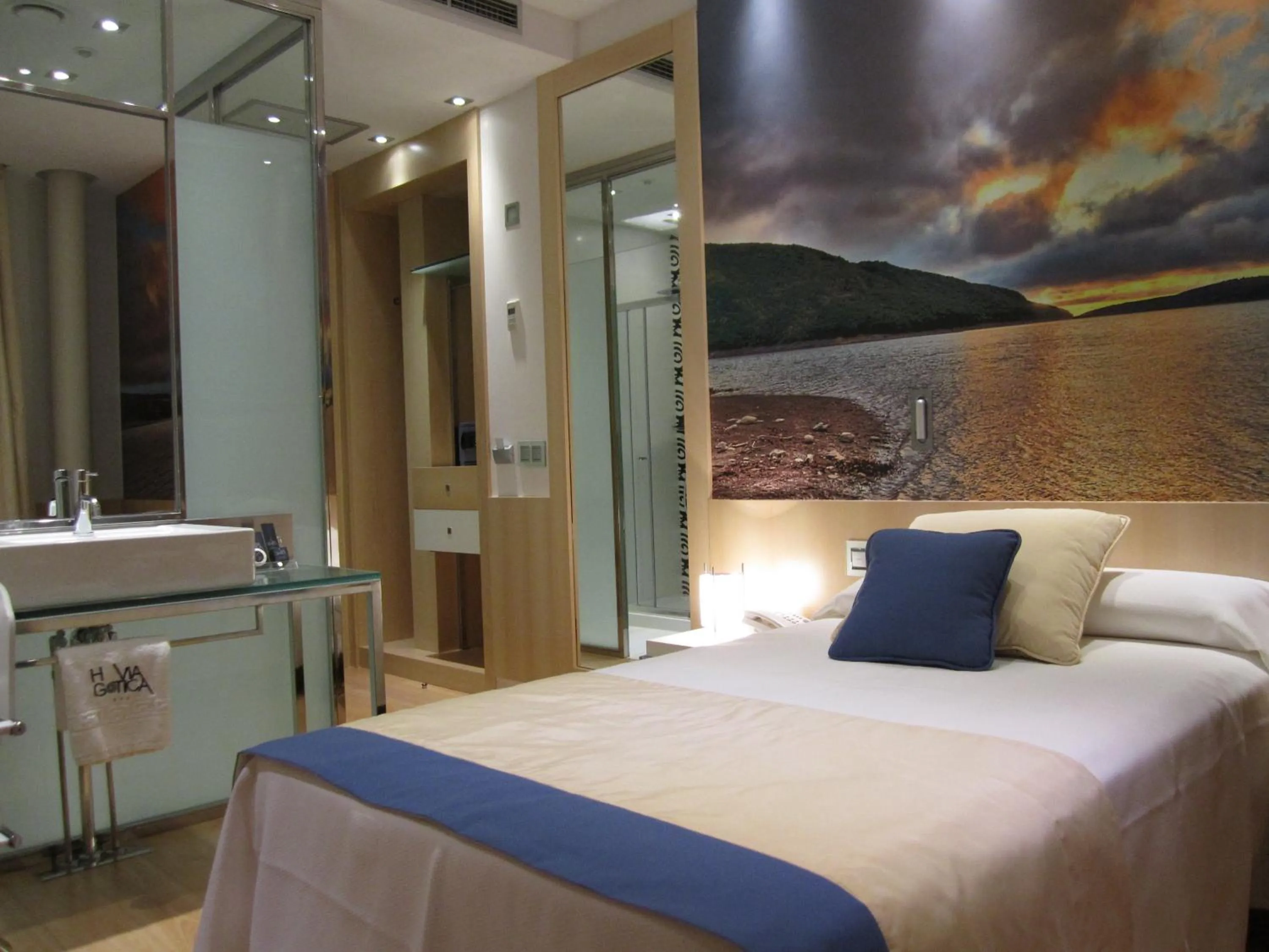 Photo of the whole room, Bed in Hotel Vía Gótica