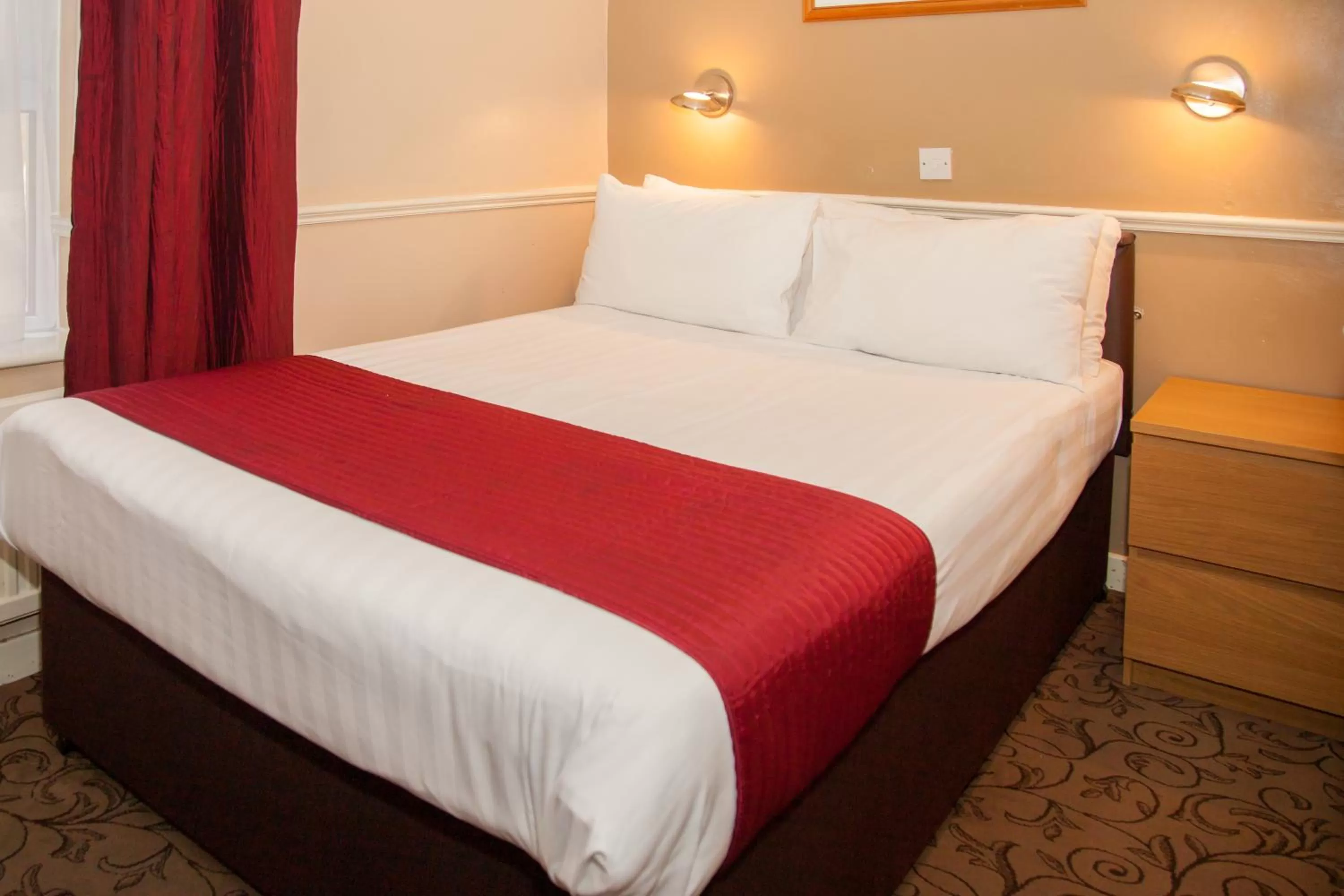 Bedroom, Bed in The Lawton