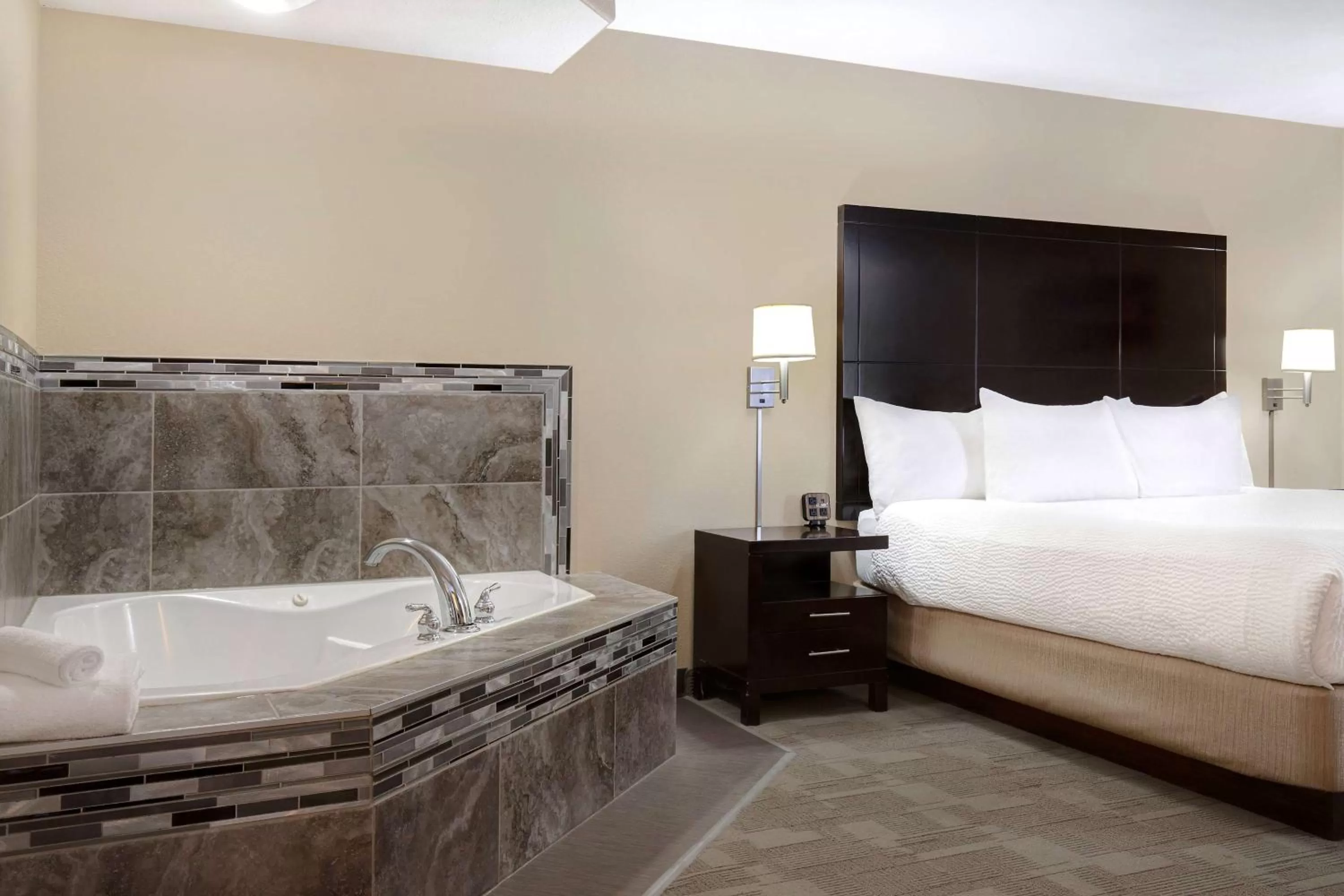 Photo of the whole room, Bed in Days Inn by Wyndham Medicine Hat