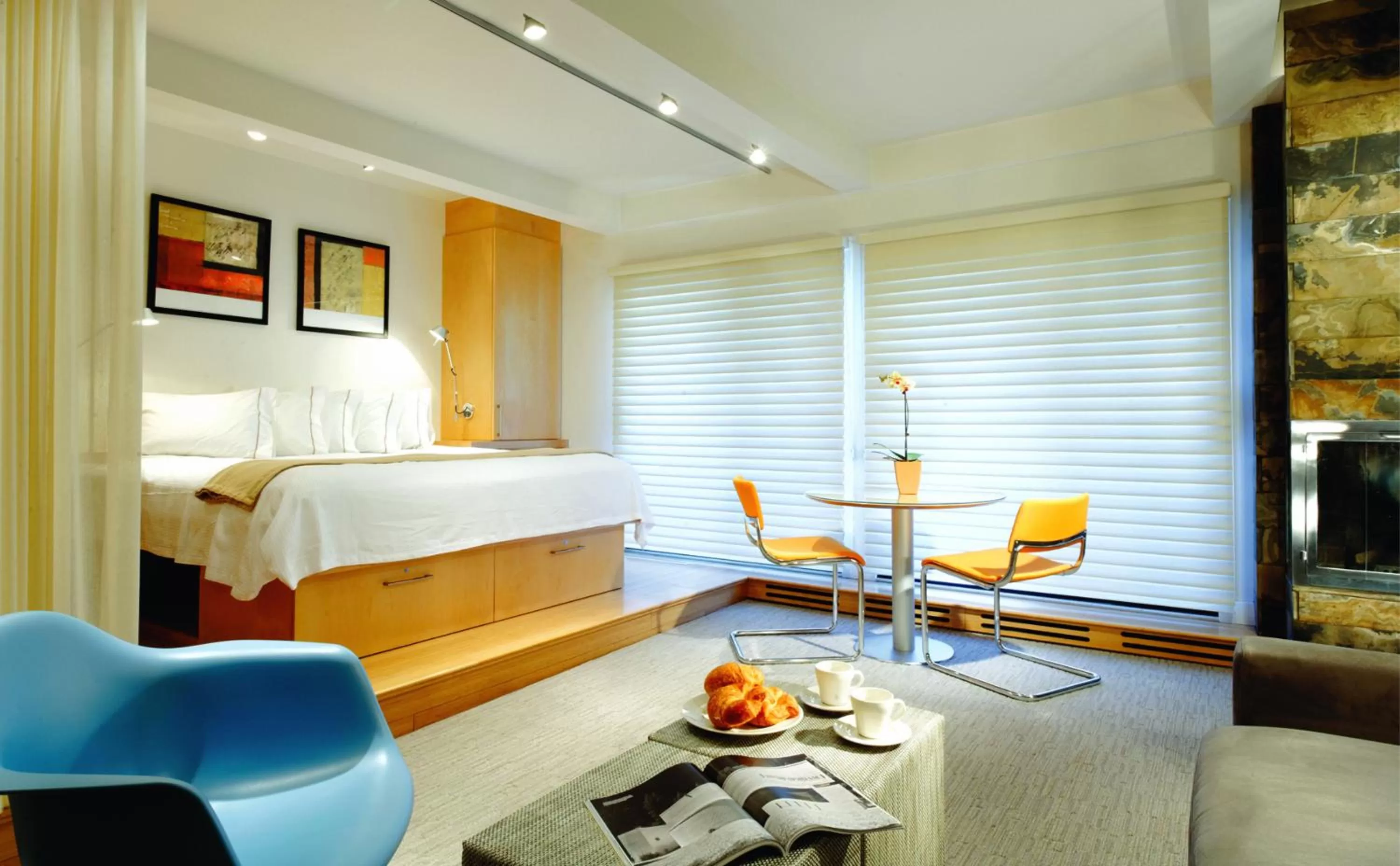 Seating area, Bed in Aspen Square Condominium Hotel