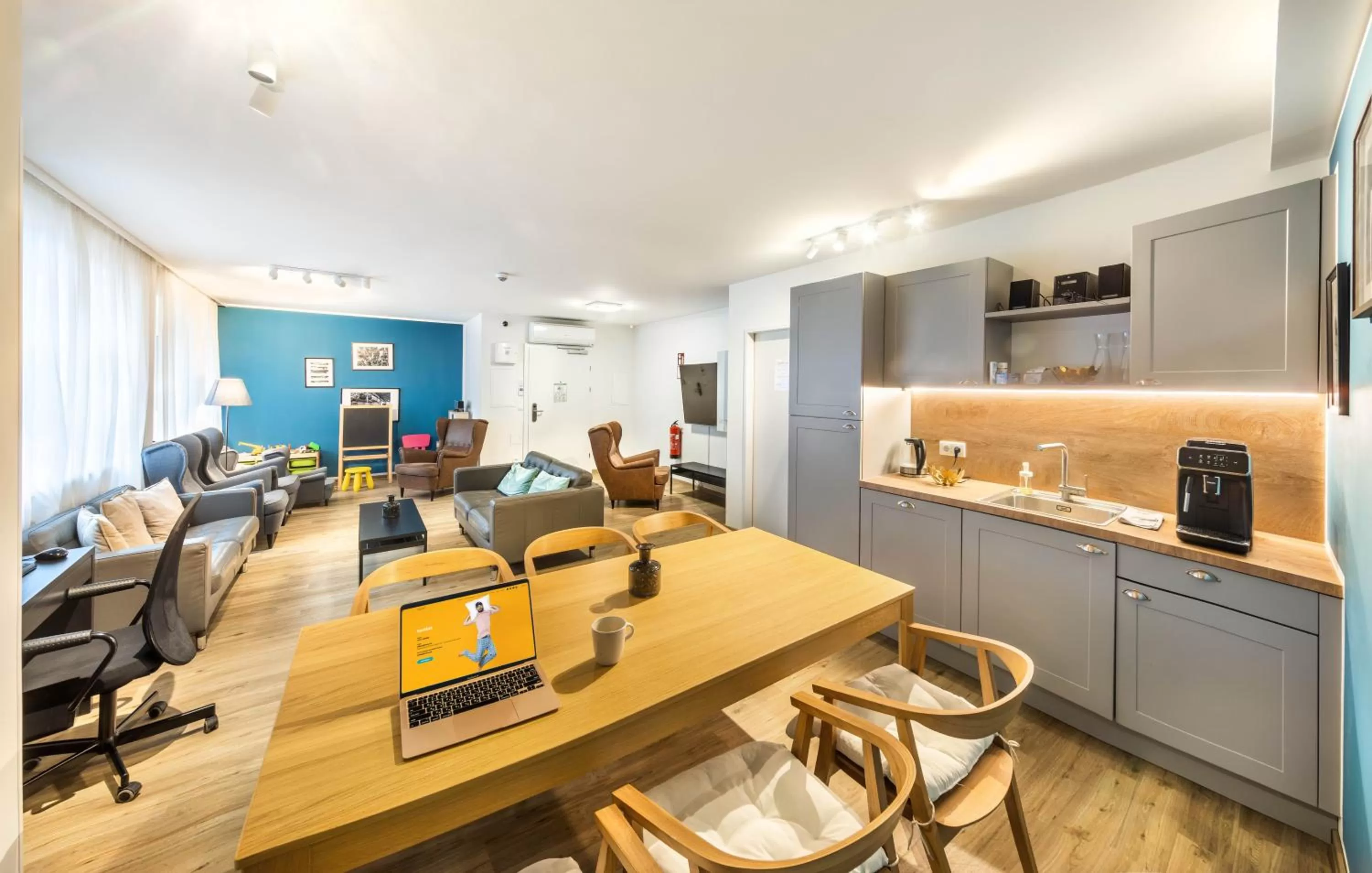 Communal lounge/ TV room in Jimmy's Apartments Lory