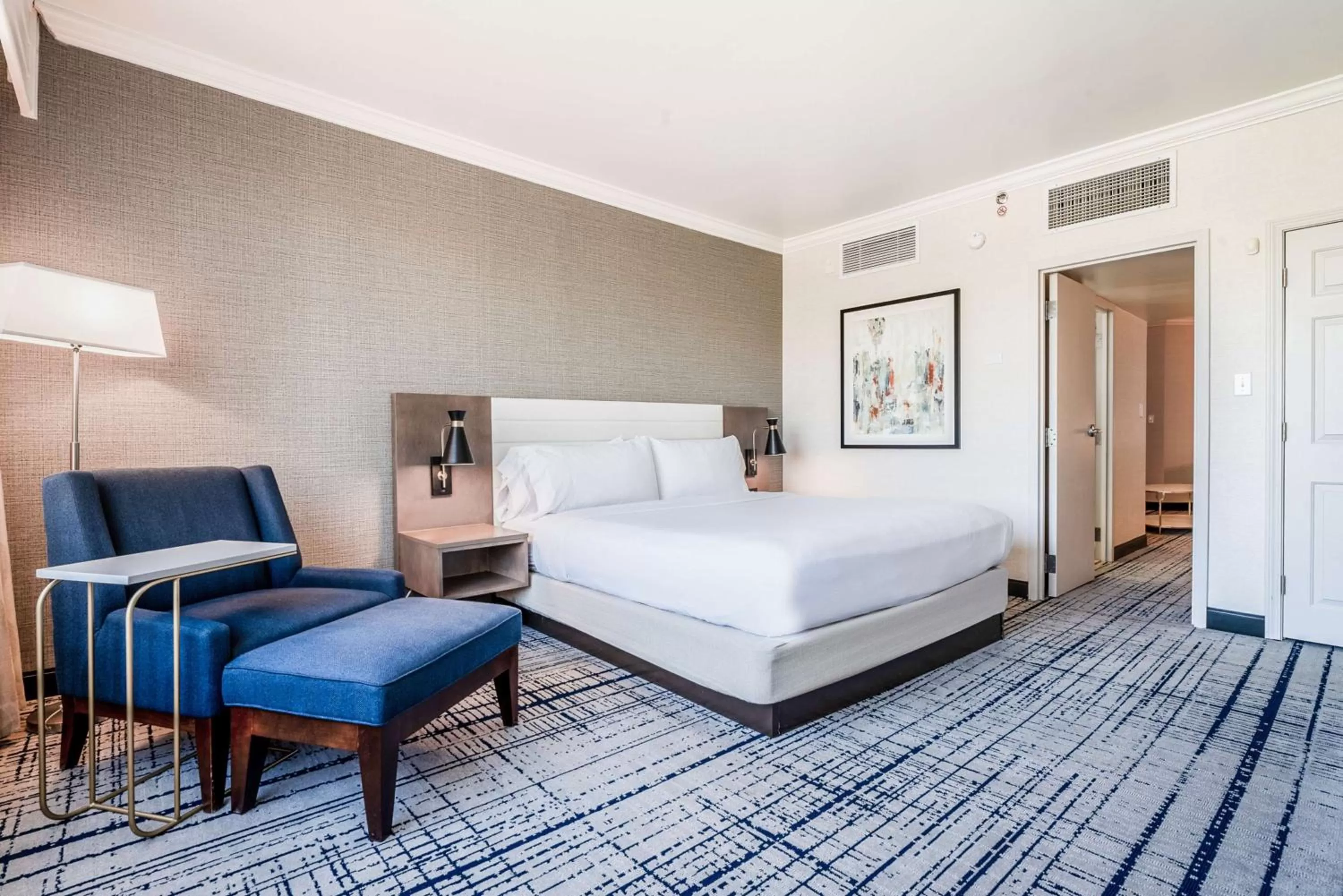 Bed in DoubleTree by Hilton South Charlotte Tyvola