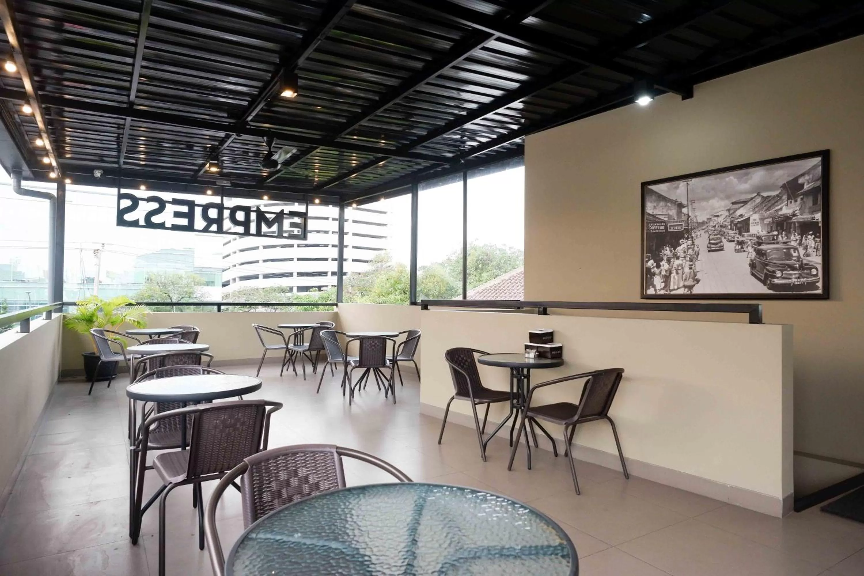 Lounge or bar in Sans Hotel Empress Simpang Lima