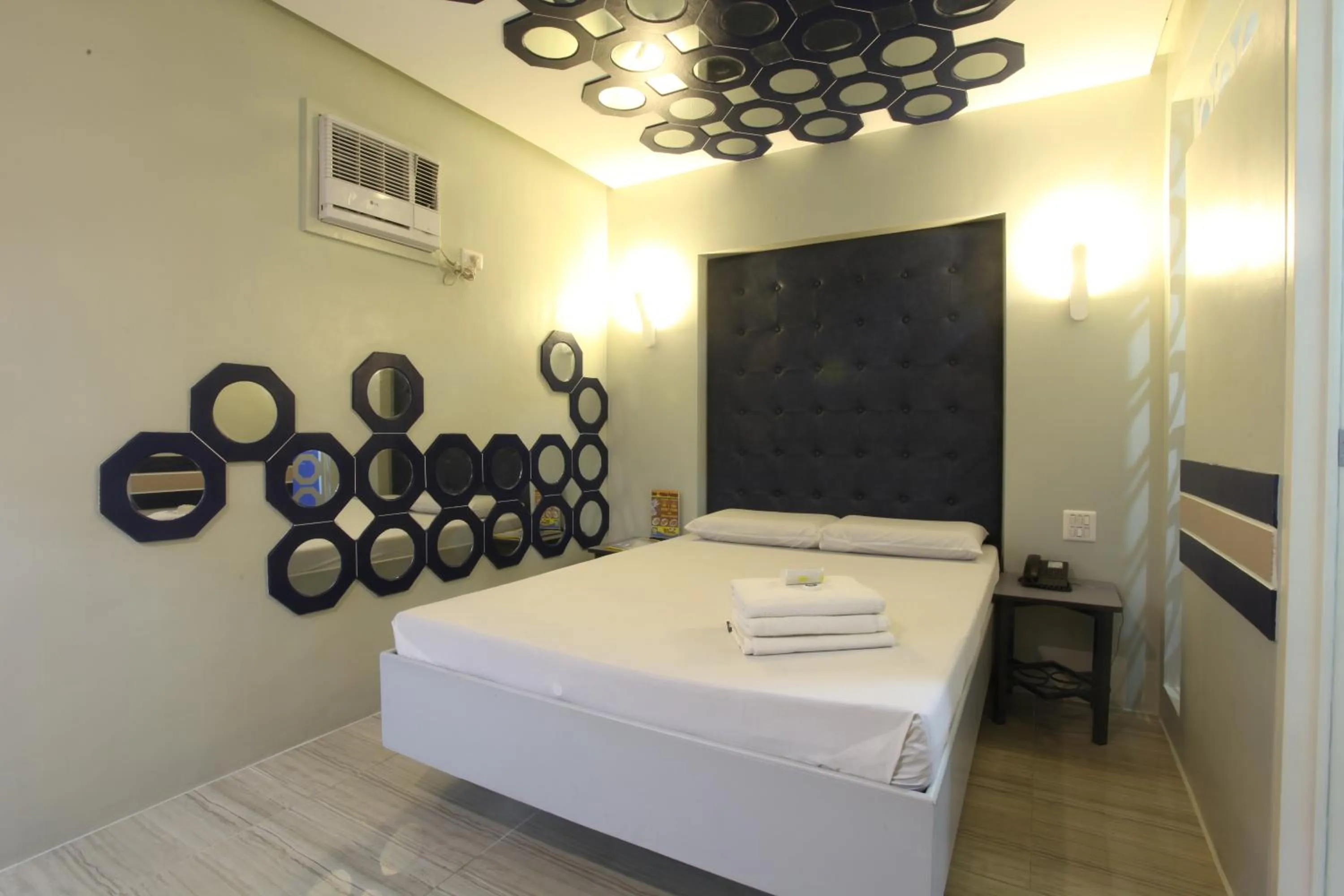 Photo of the whole room, Bed in Hotel 99 Monumento