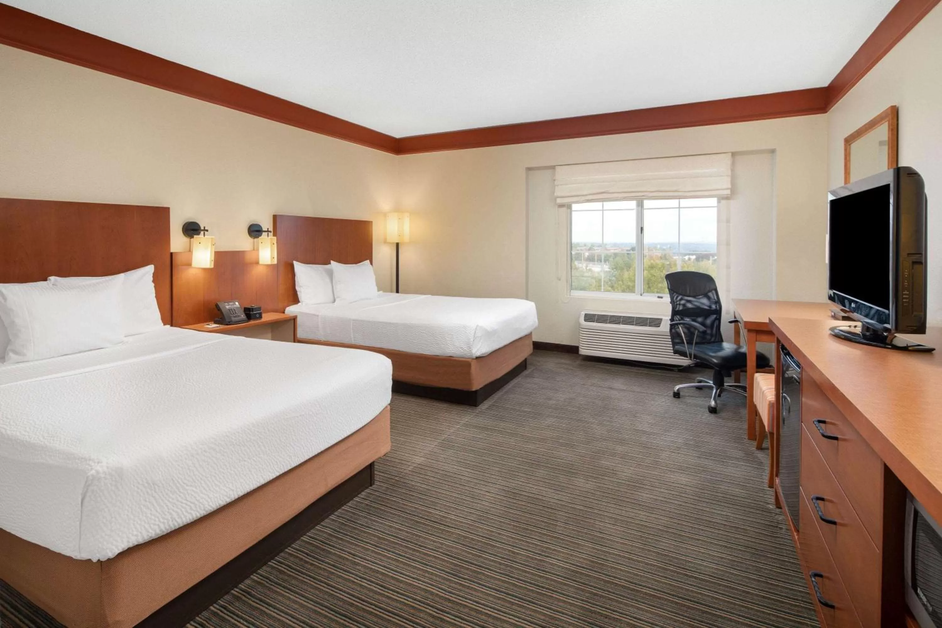 Photo of the whole room, Bed in La Quinta by Wyndham Atlanta Ballpark/Galleria