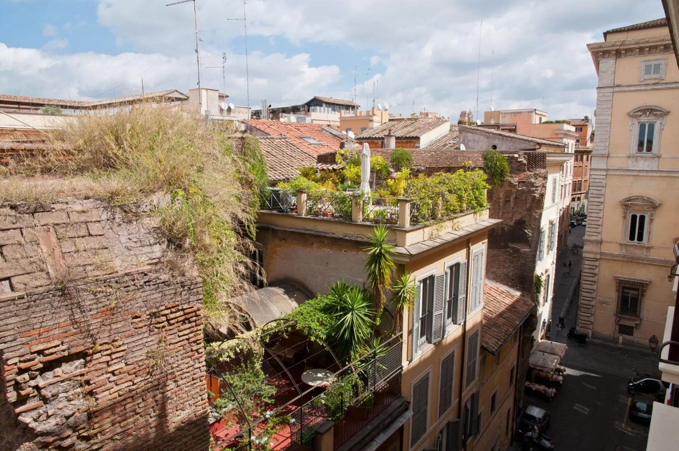 Facade/entrance in Le Clarisse Pantheon