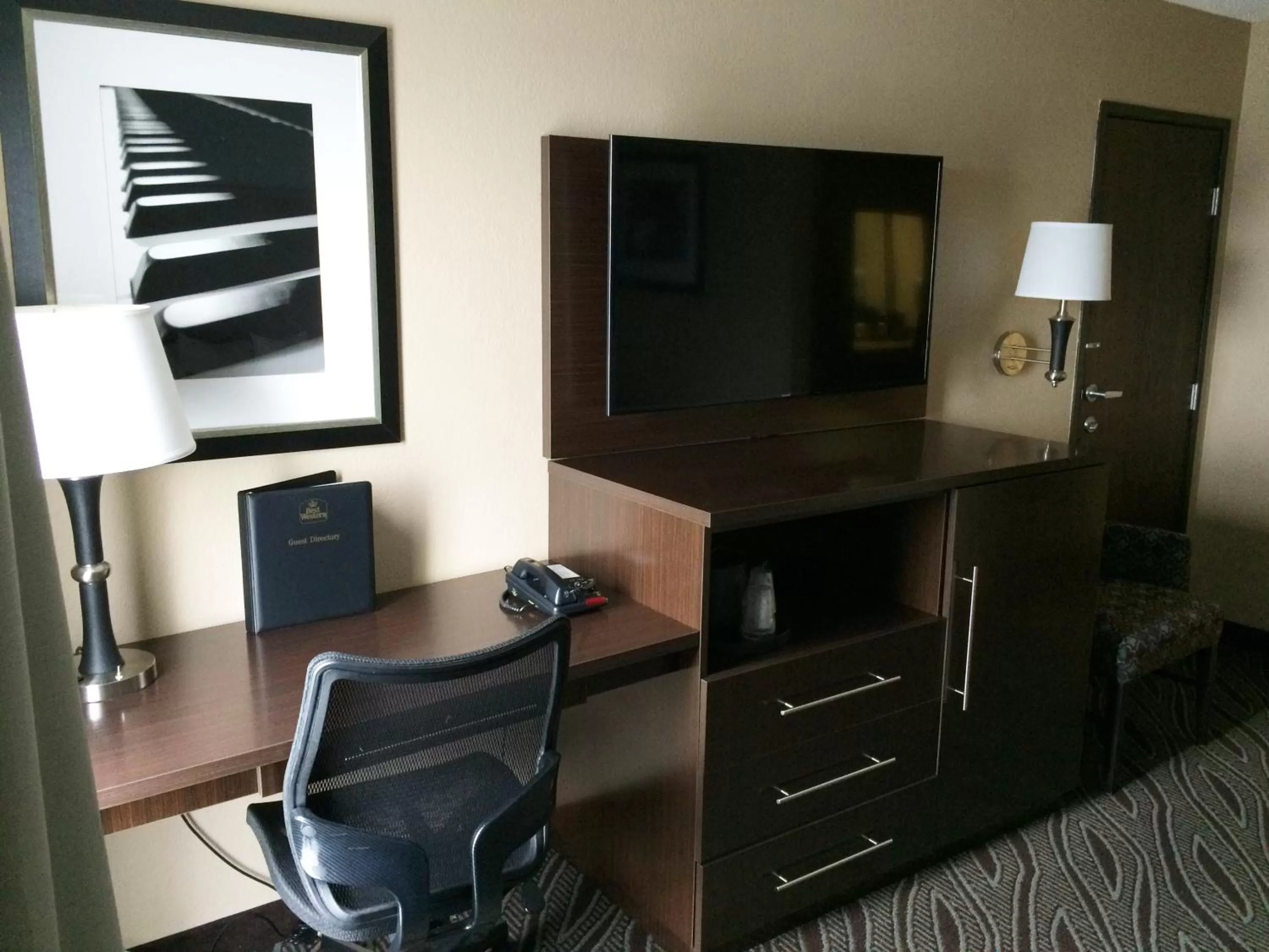 TV and multimedia in Best Western Plus Galleria Inn & Suites