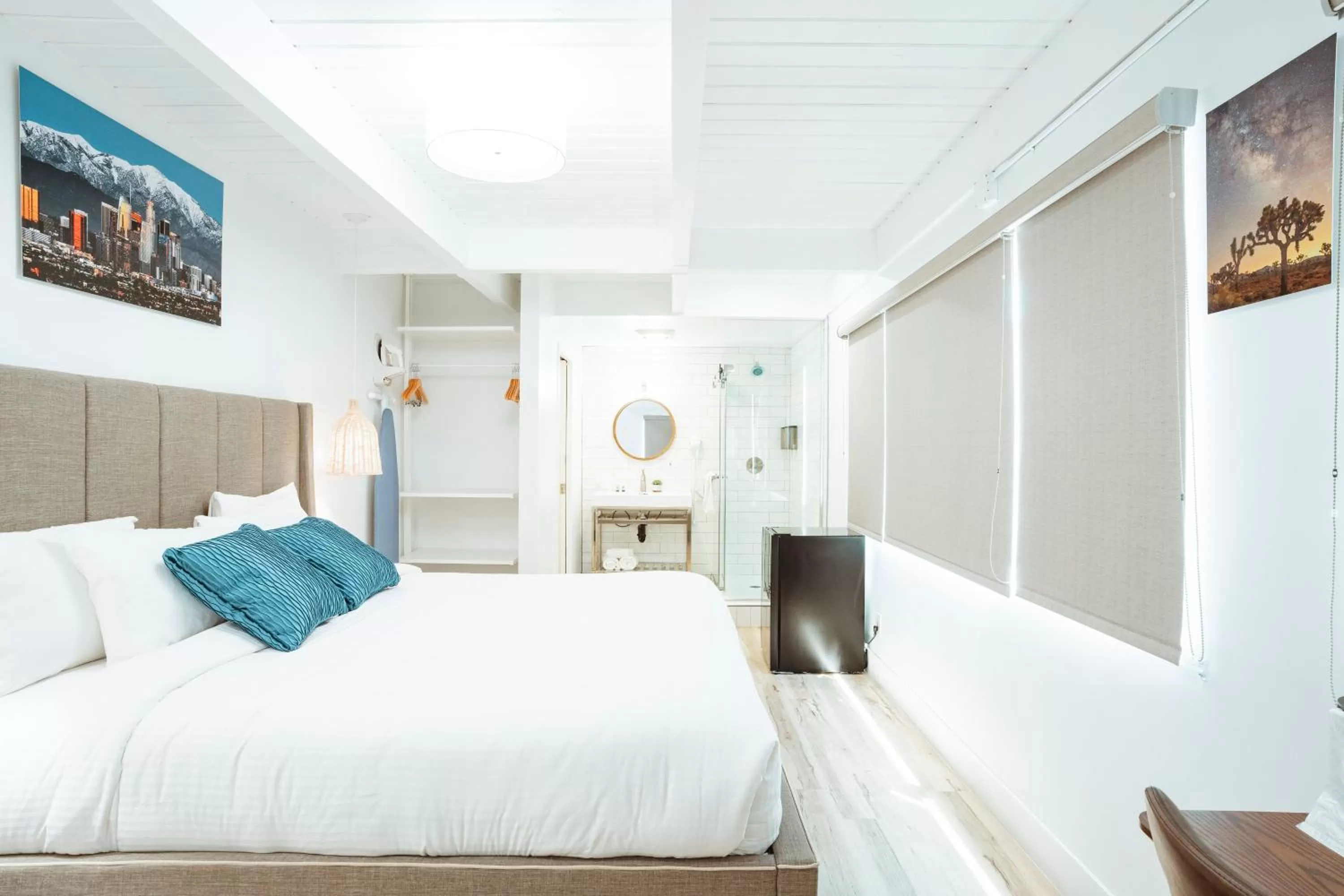 Bed in The Belmont Shore Inn