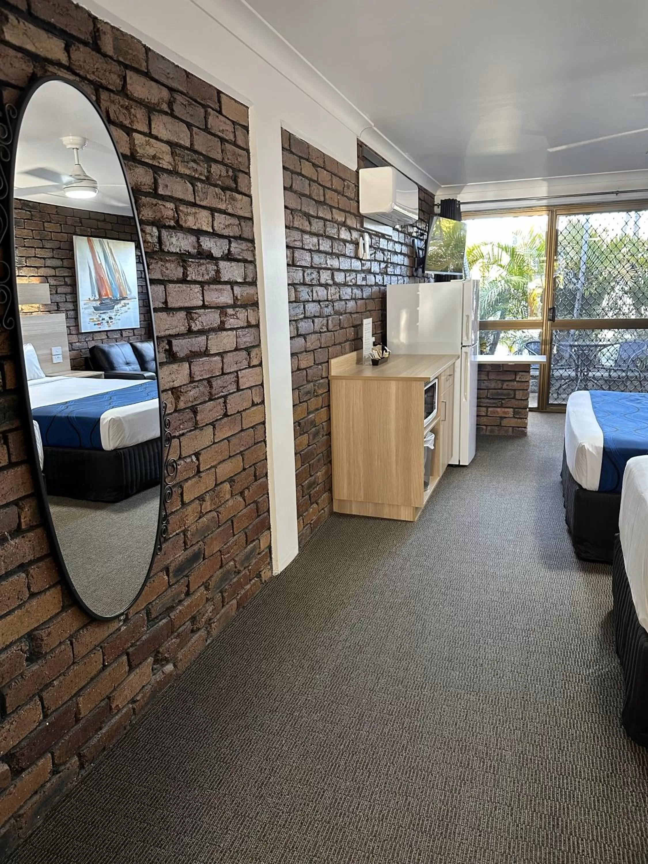 Kitchen or kitchenette, Bed in Logan City Motor Inn