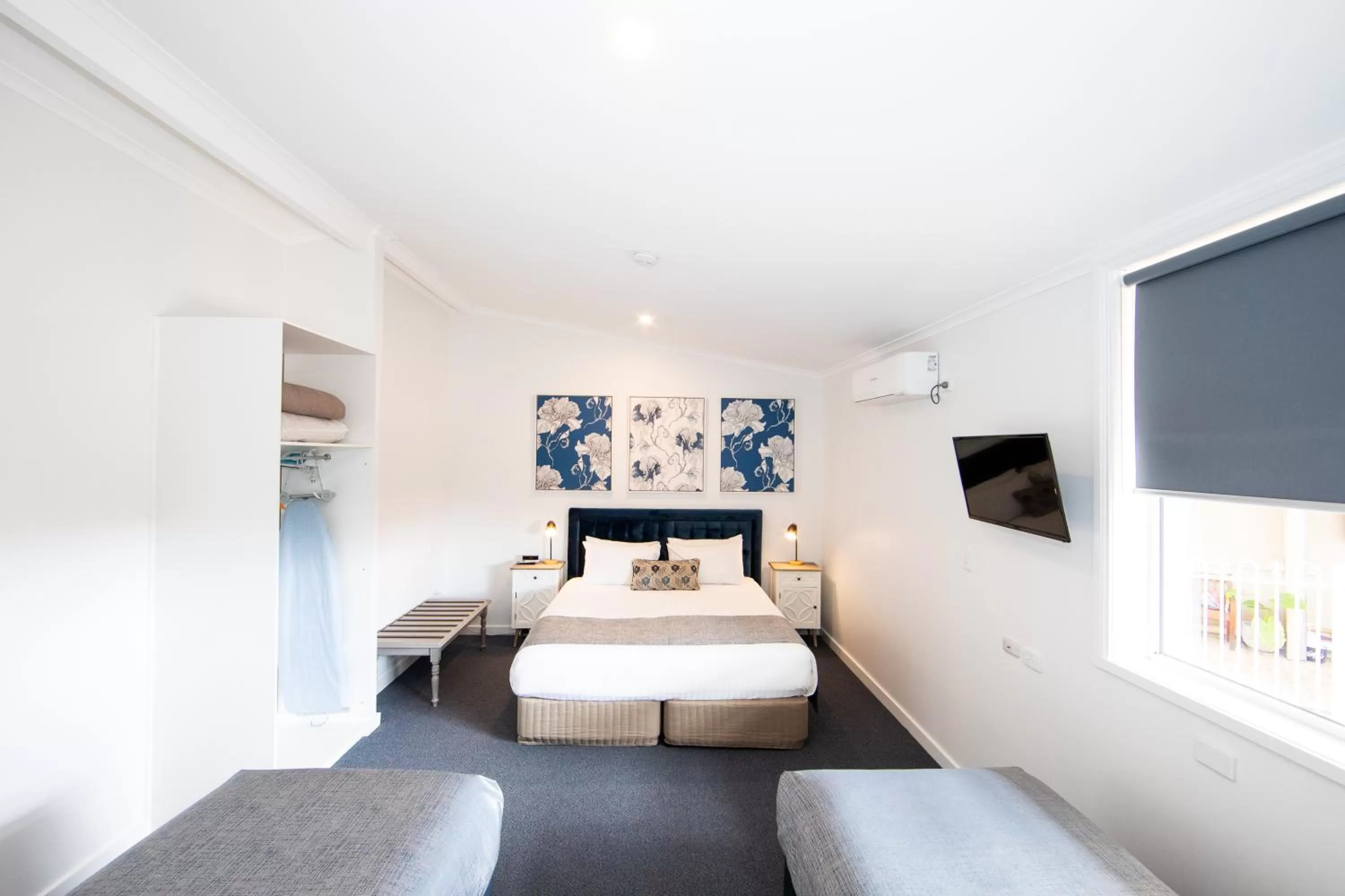 Photo of the whole room, Bed in New England Motor Lodge