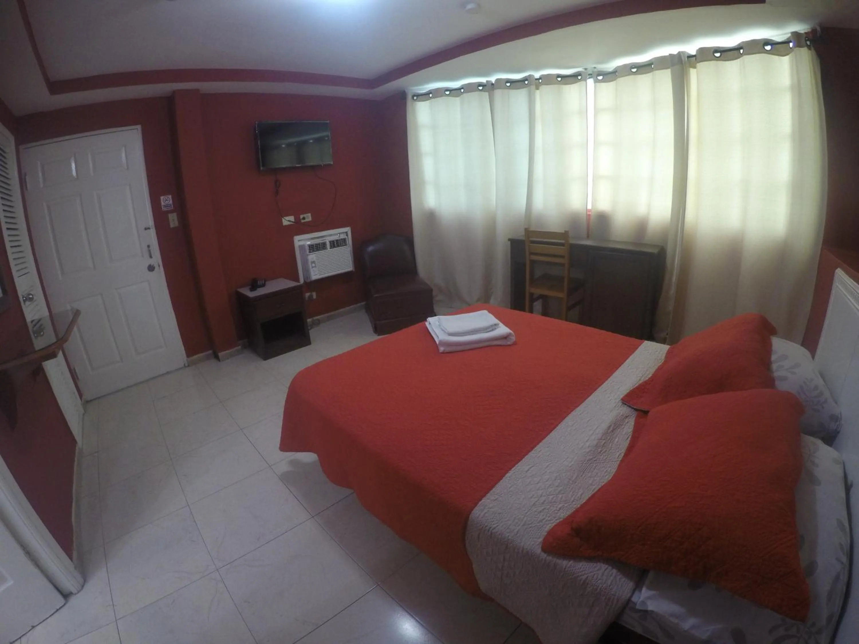 Bedroom, Bed in Discovery