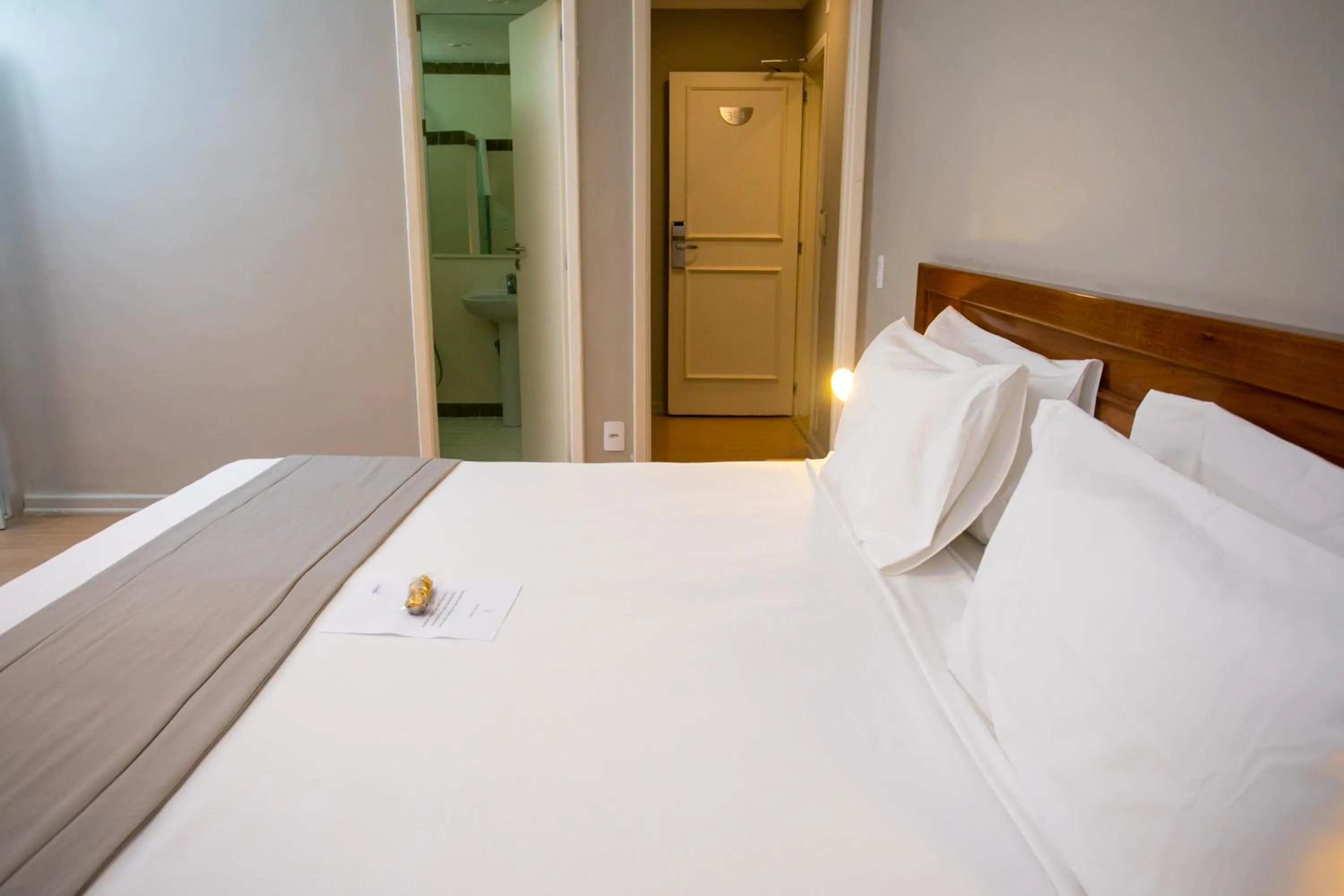 Bedroom, Bed in Regency Park Hotel