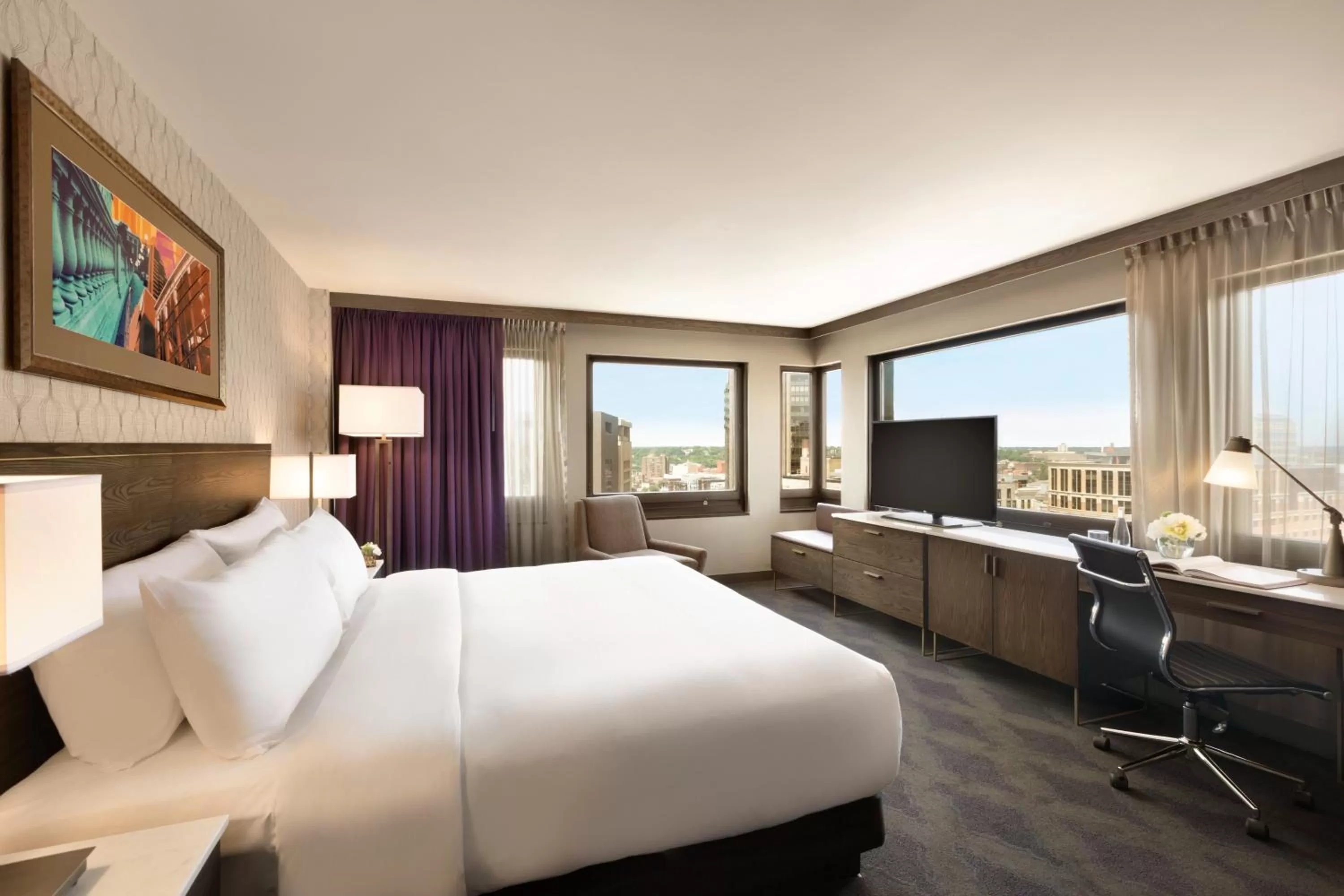 Photo of the whole room, Bed in InterContinental St. Paul Riverfront by IHG