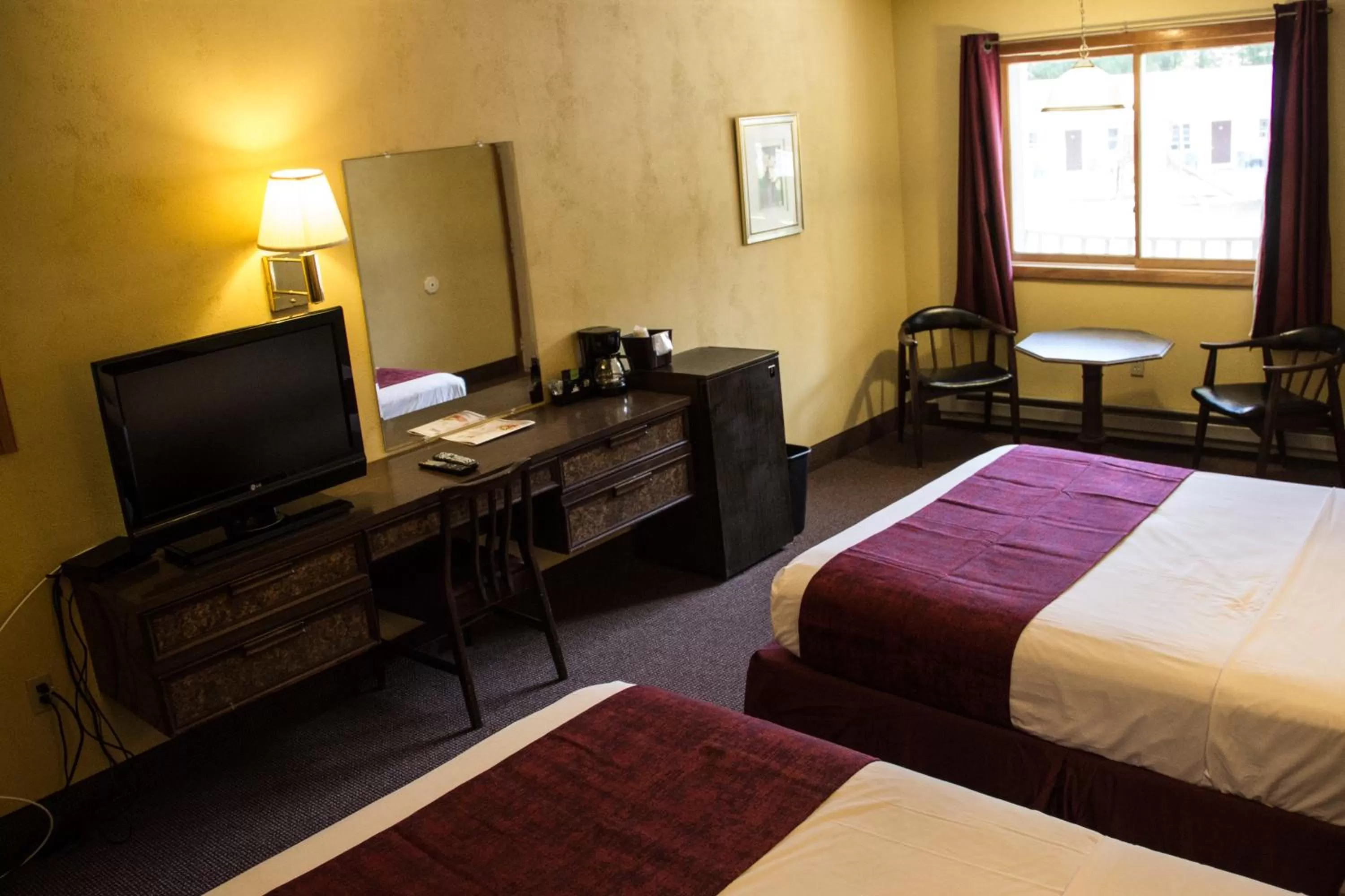 Bed in Fran Cove Motel