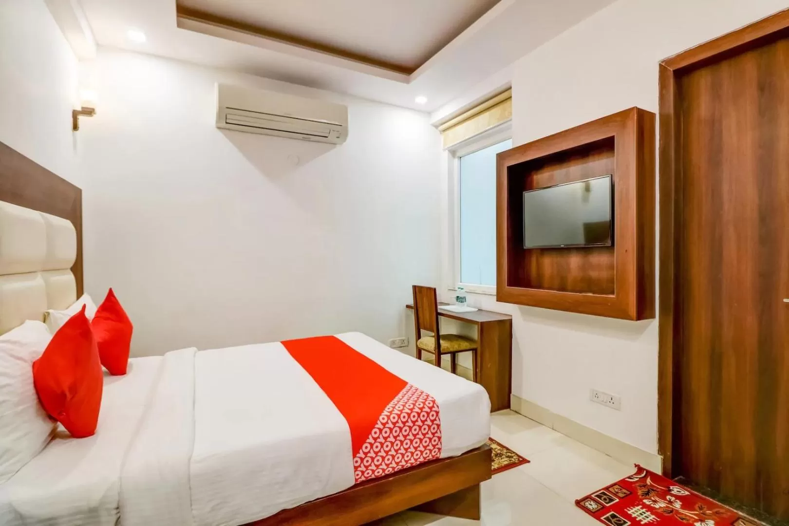 Communal lounge/ TV room, Bed in Hotel Airport View