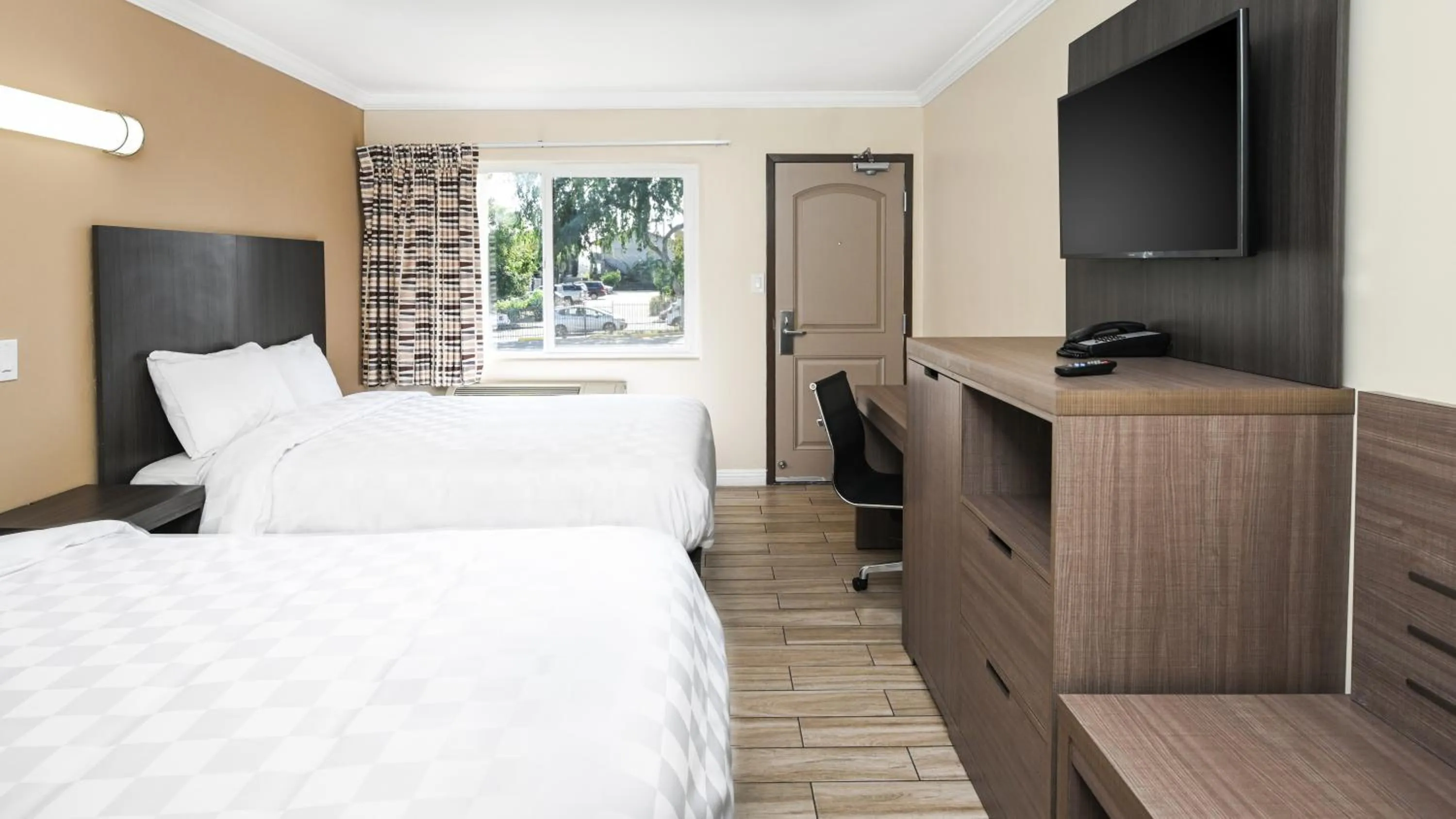 Bed in Sea Rock Inn - Long Beach