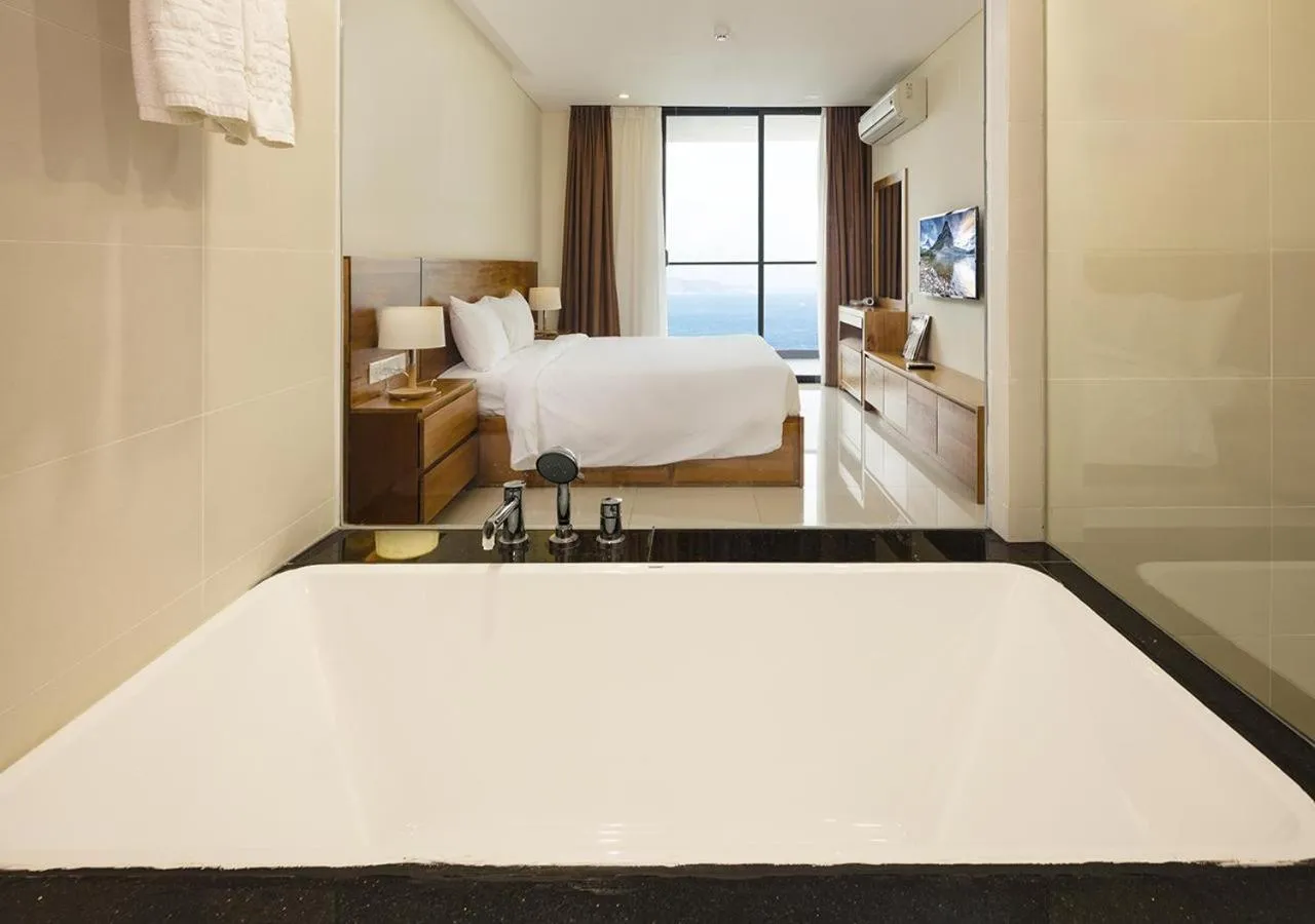 Bathroom, Bed in Holi Beach Hotel & Apartments