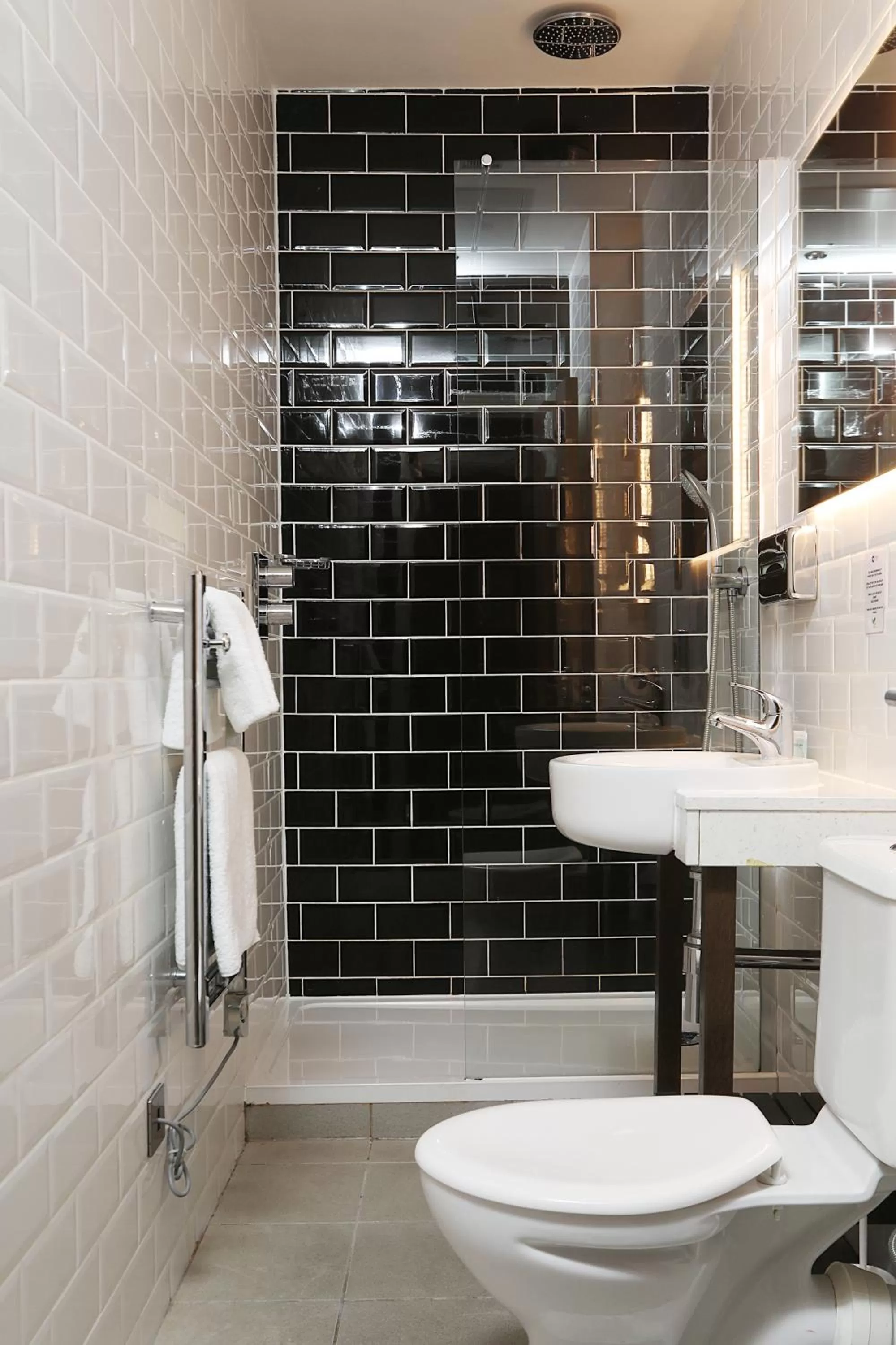 Shower in Cairn Hotel & Apartments