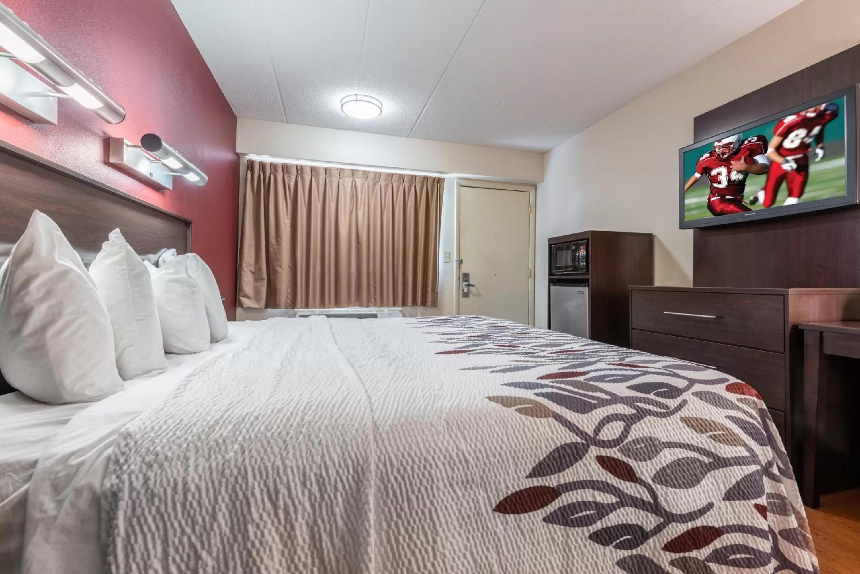 Photo of the whole room, Bed in Red Roof Inn Merrillville