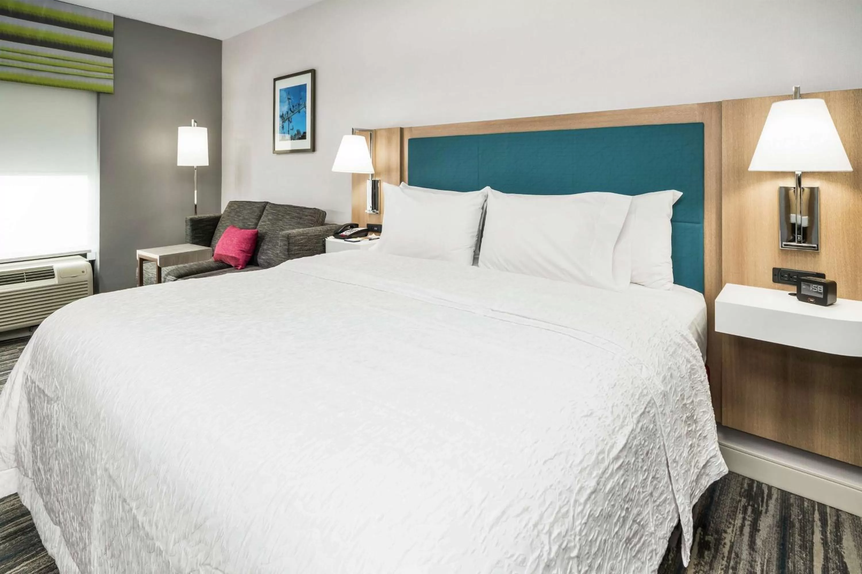 Living room, Bed in Hampton Inn Wilson Downtown