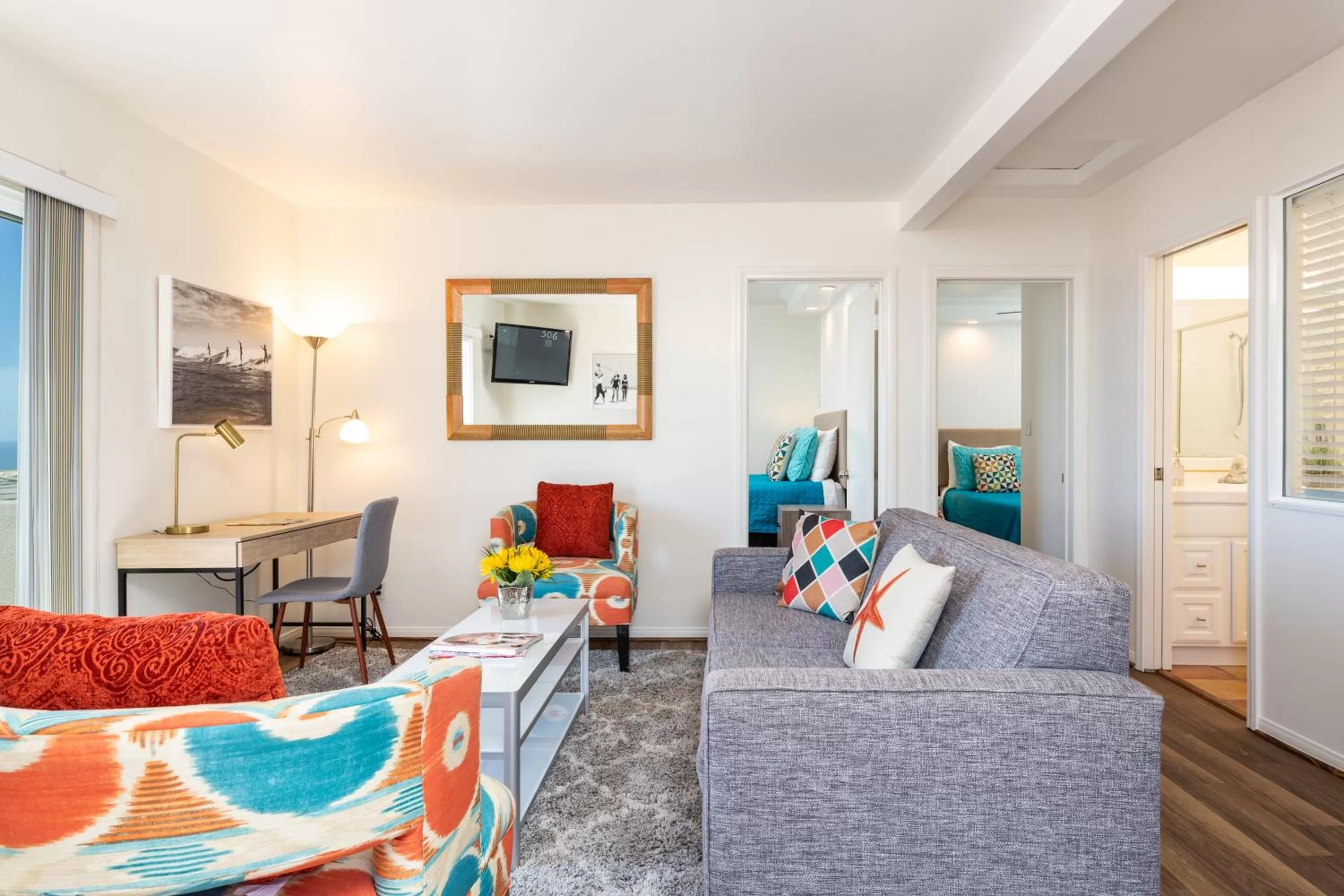 Living room, Bed in The Sea View Inn At The Beach