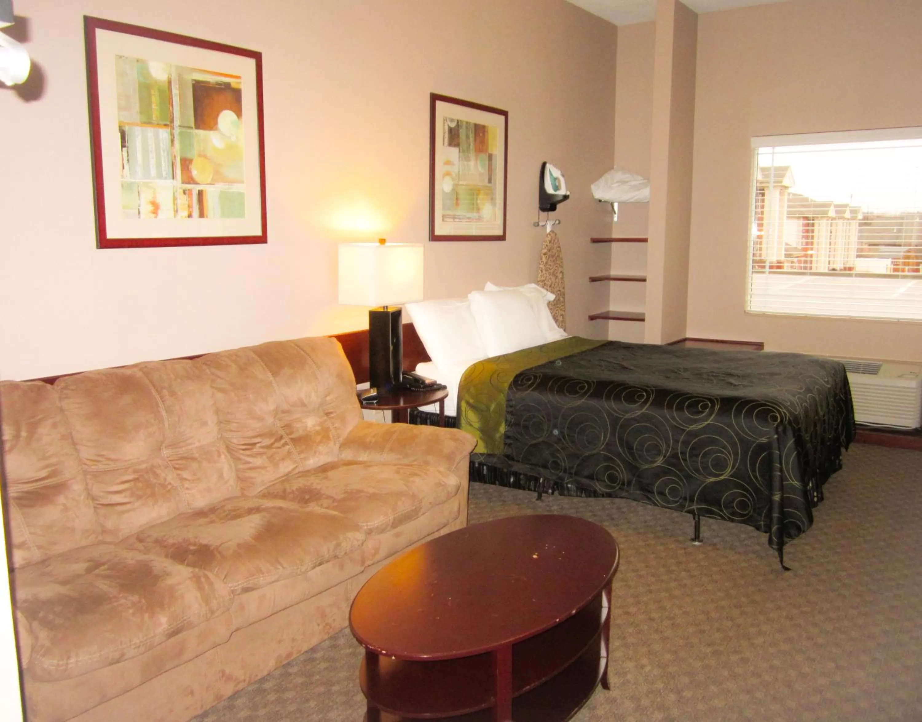 Queen Room with Sofa Bed - Non-Smoking in Bell's Extended Stay and Suites