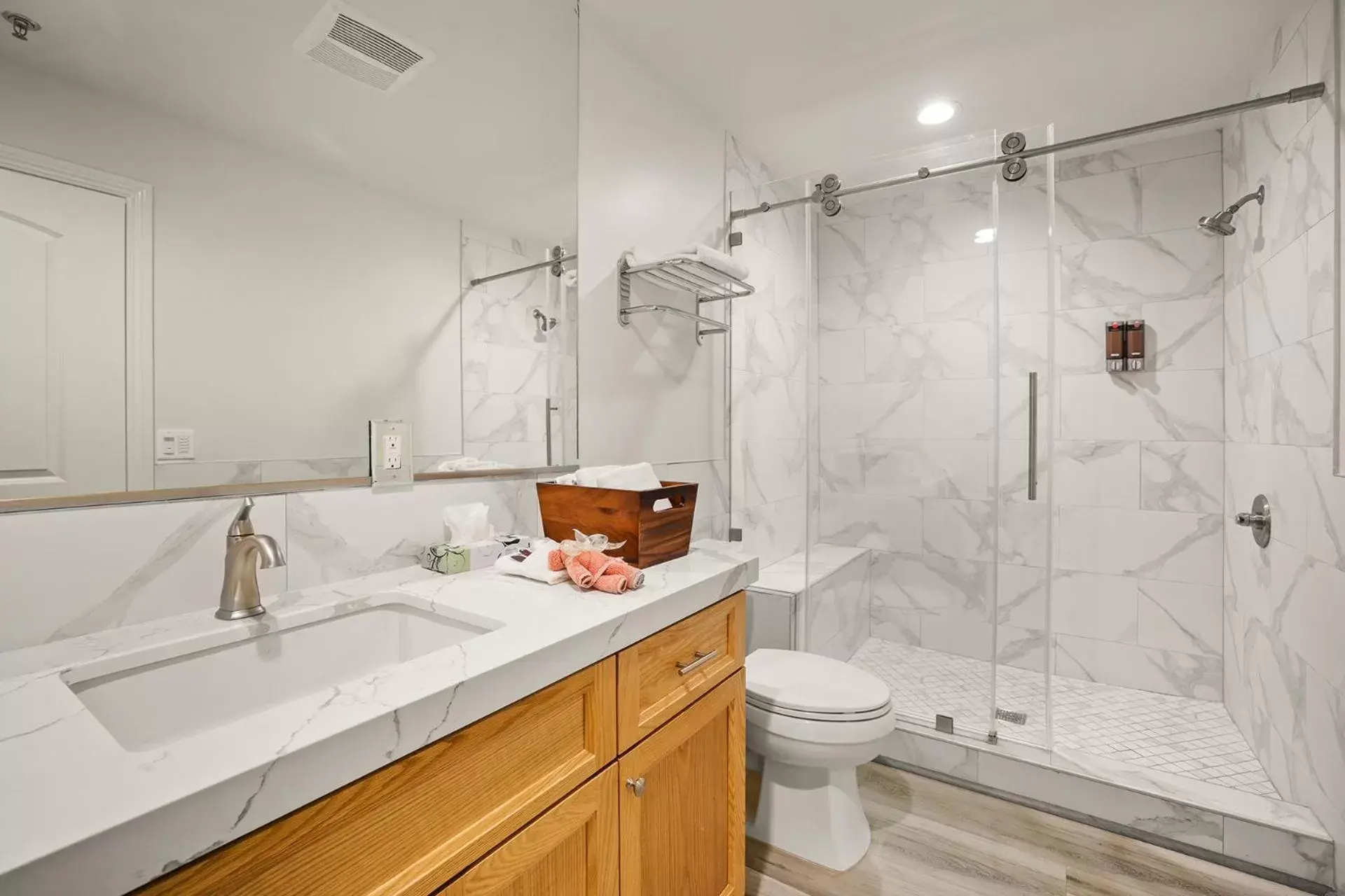 Queen Room in Hotel Huntington Queen Room in Hotel Huntington