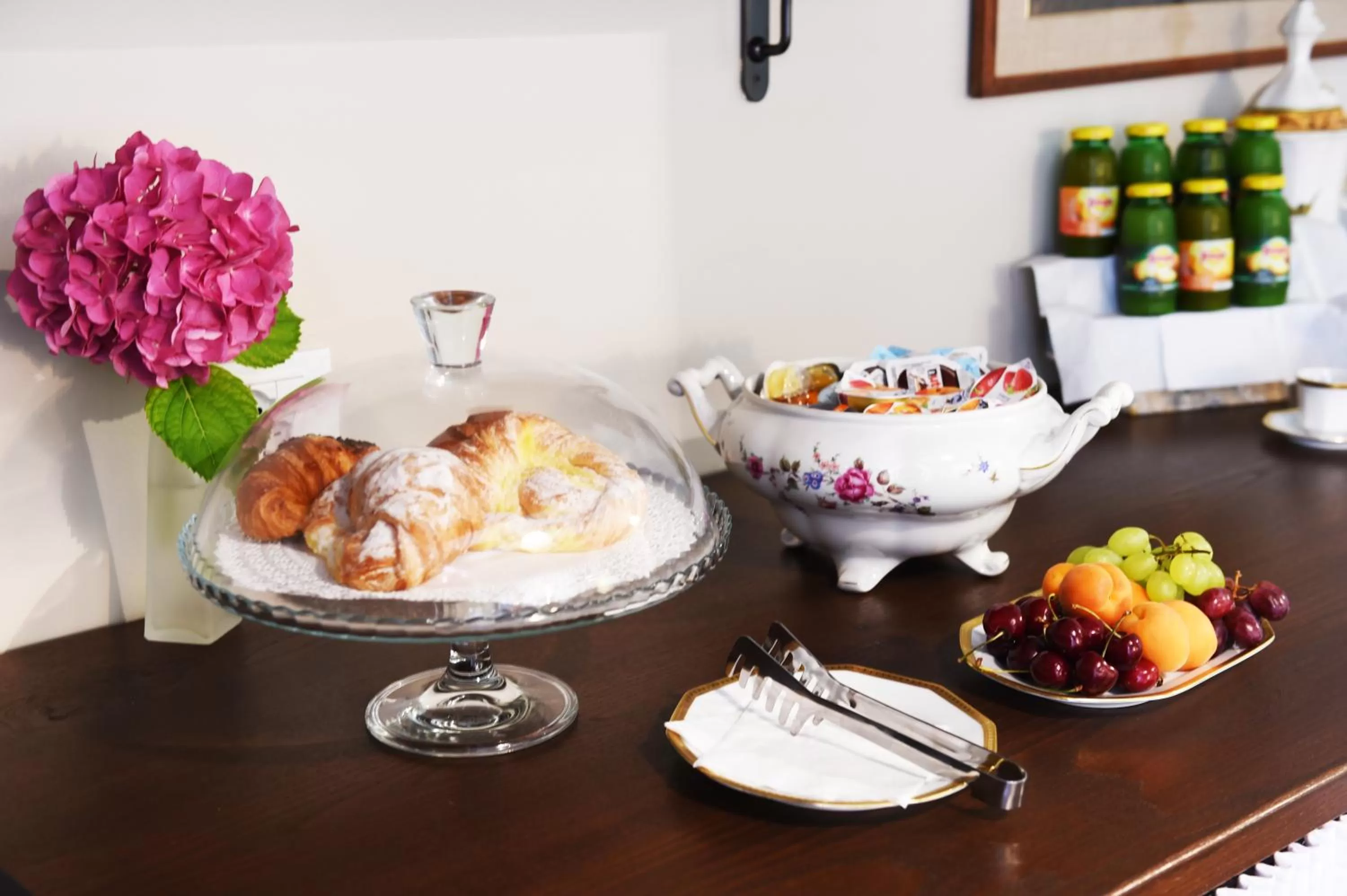Continental breakfast in Il Giardino Segreto